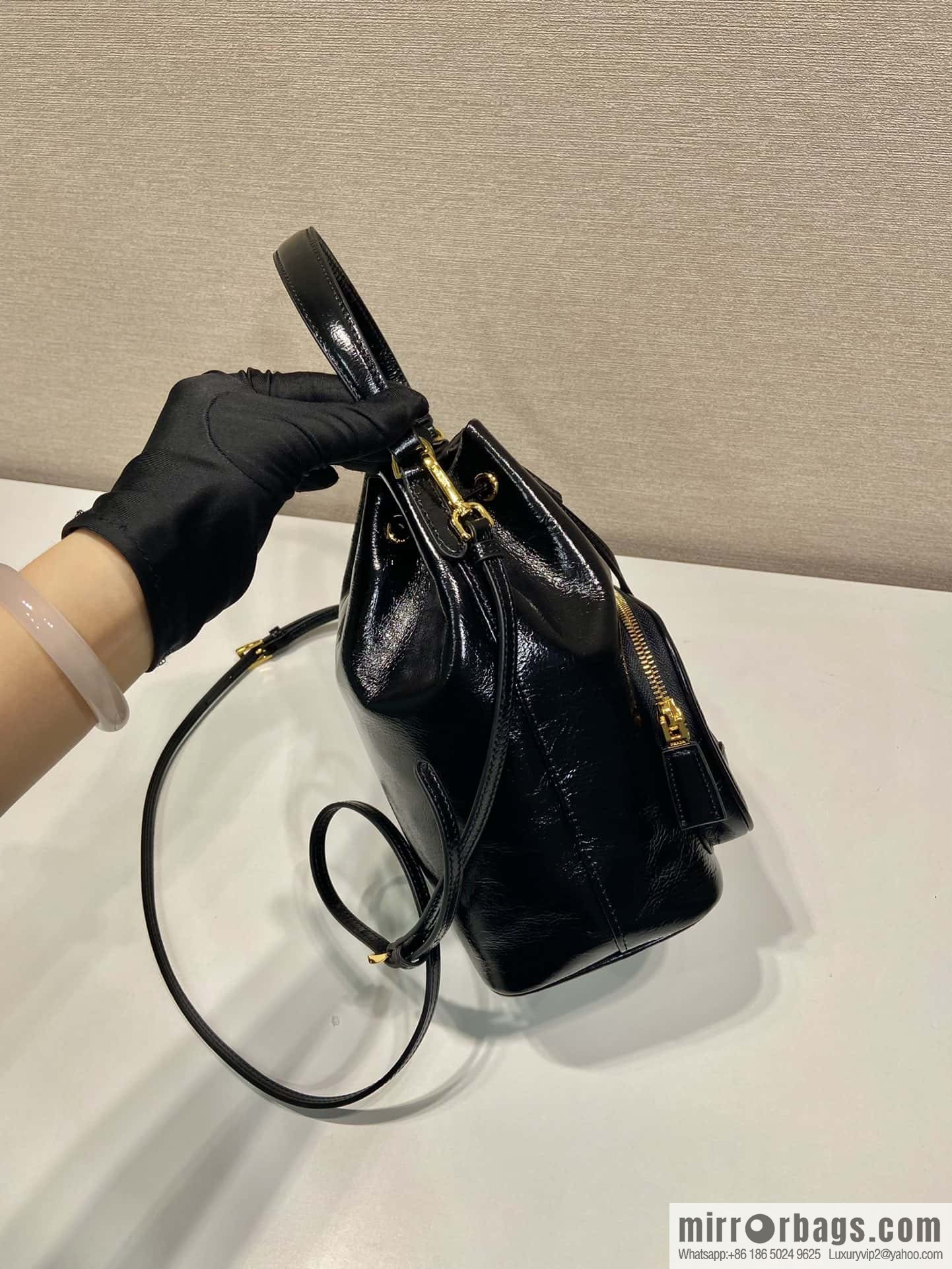 PRADA 🎉 paint crumpled skin bucket bag 🎉 1BH038