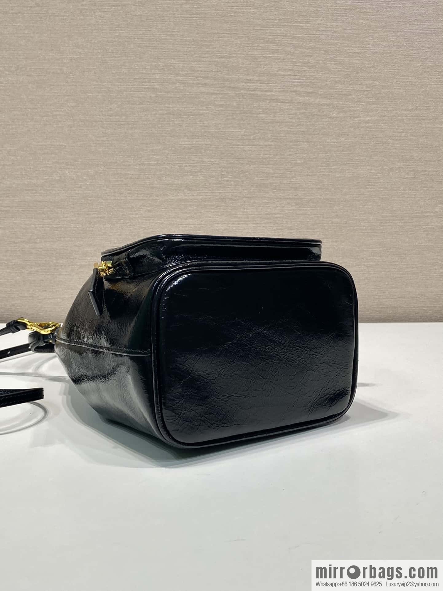 PRADA 🎉 paint crumpled skin bucket bag 🎉 1BH038