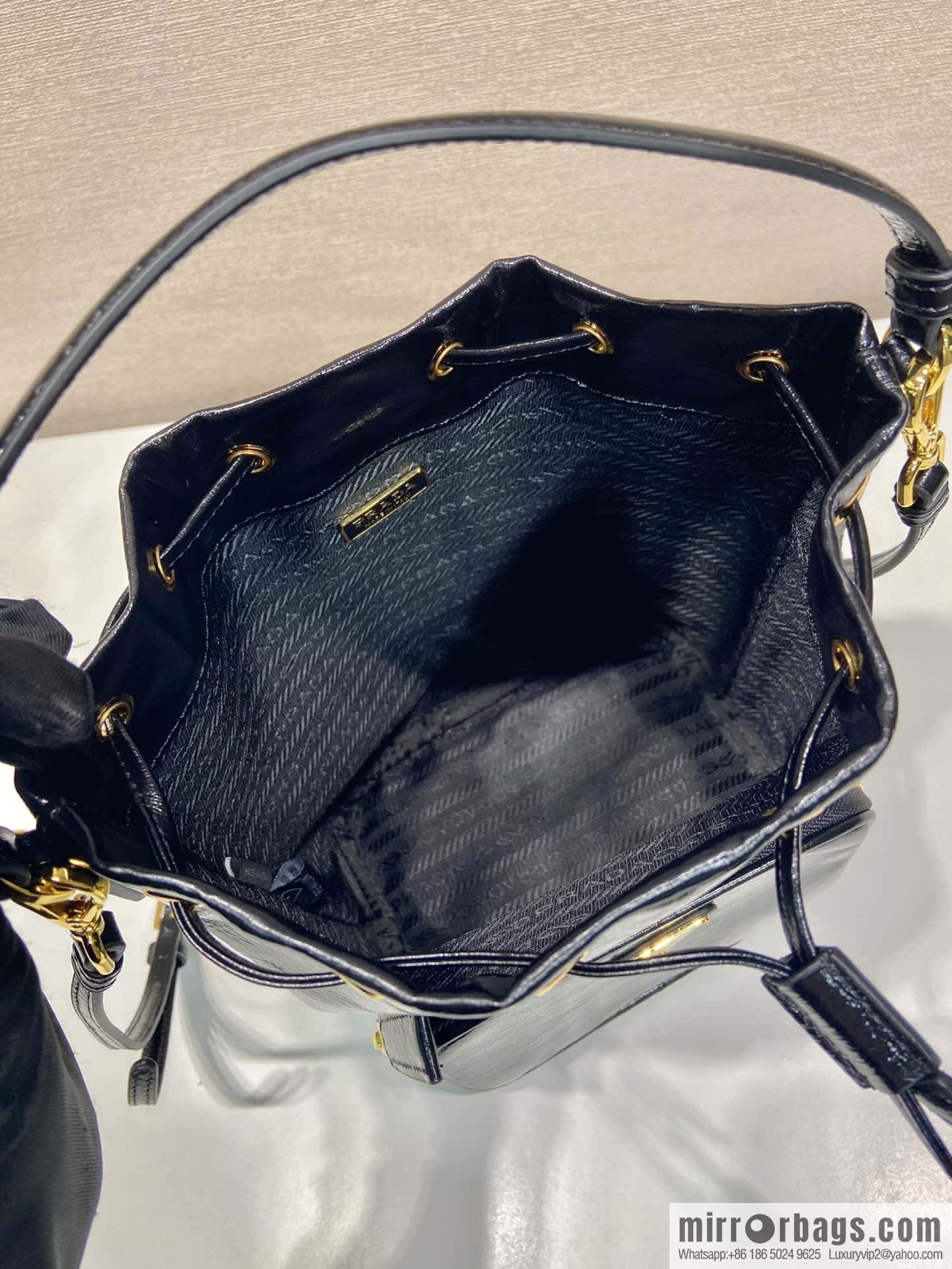 PRADA 🎉 paint crumpled skin bucket bag 🎉 1BH038