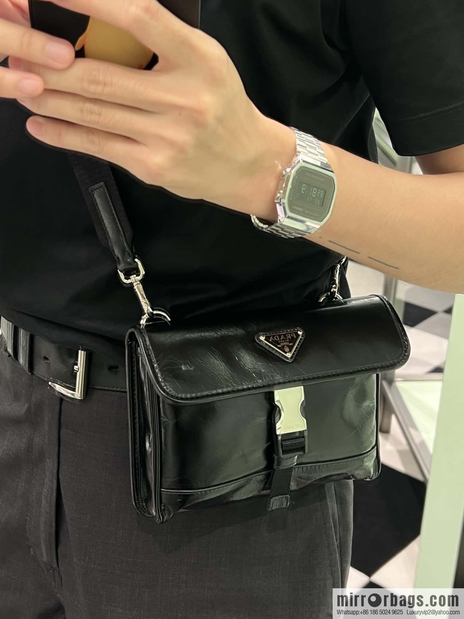 PRADA 🎉 oil wax leather small mail carrier bag 🎉 2ZH108 mobile phone bag