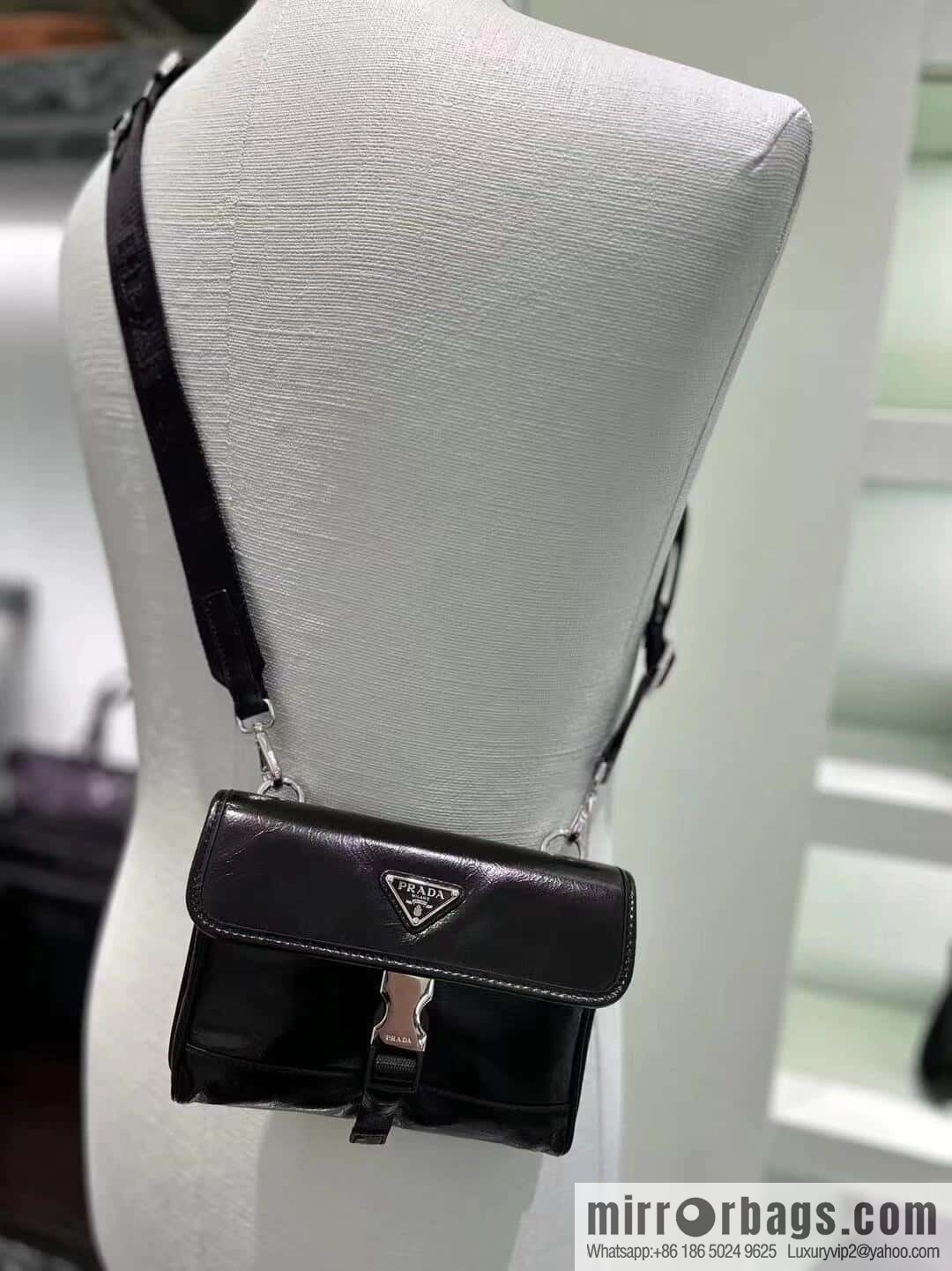 PRADA 🎉 oil wax leather small mail carrier bag 🎉 2ZH108 mobile phone bag