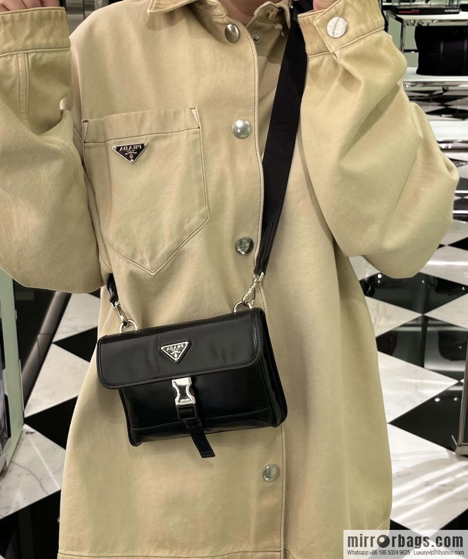 PRADA 🎉 oil wax leather small mail carrier bag 🎉 2ZH108 mobile phone bag