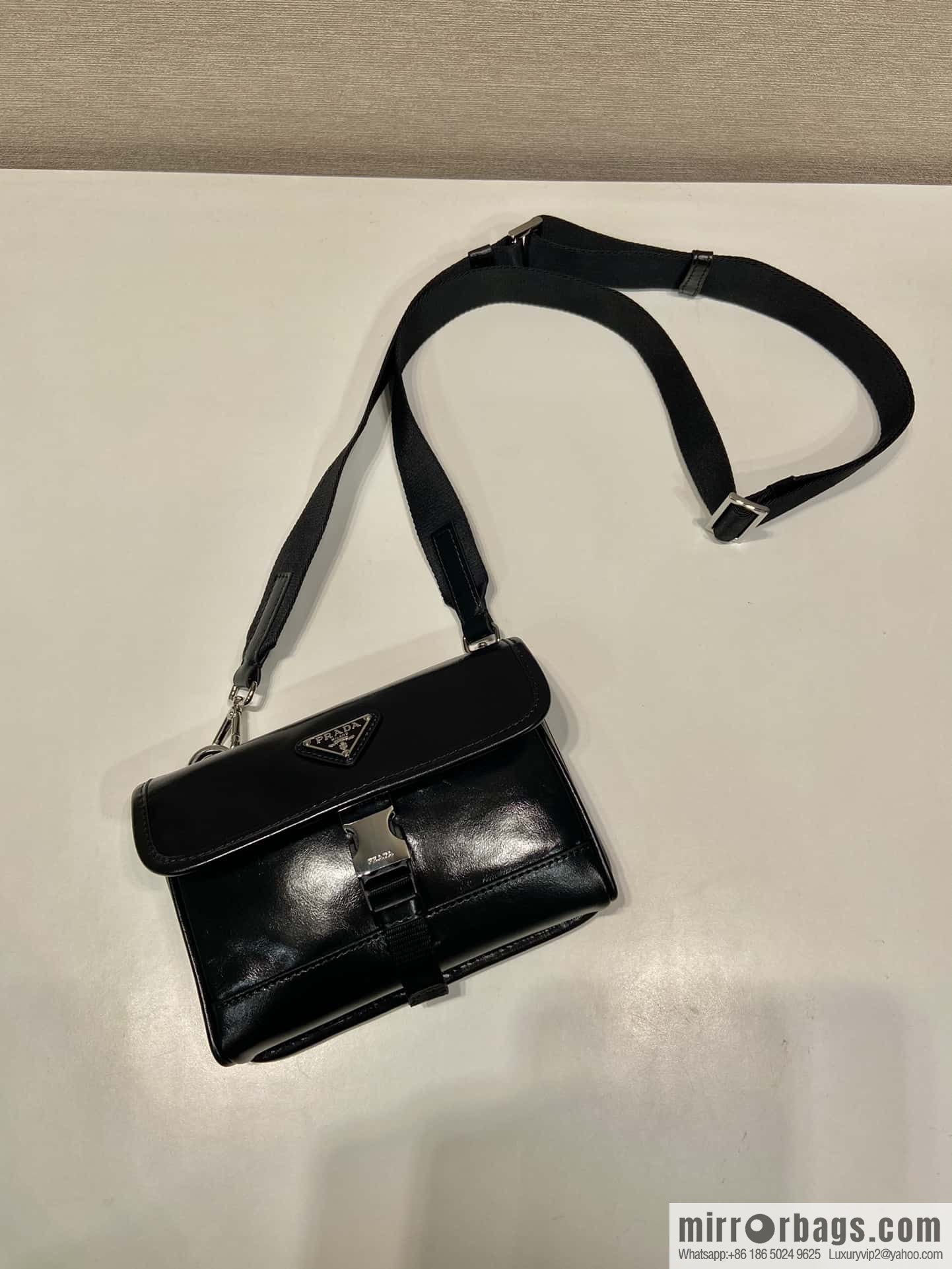 PRADA 🎉 oil wax leather small mail carrier bag 🎉 2ZH108 mobile phone bag