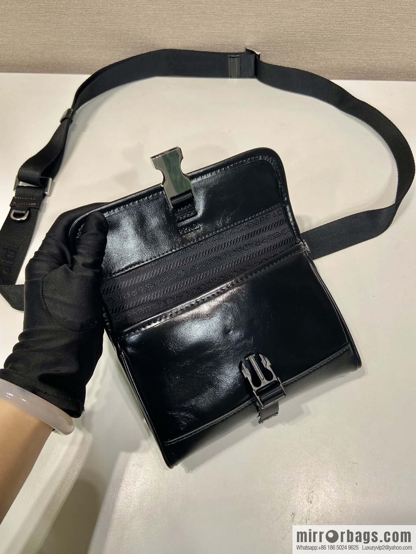 PRADA 🎉 oil wax leather small mail carrier bag 🎉 2ZH108 mobile phone bag