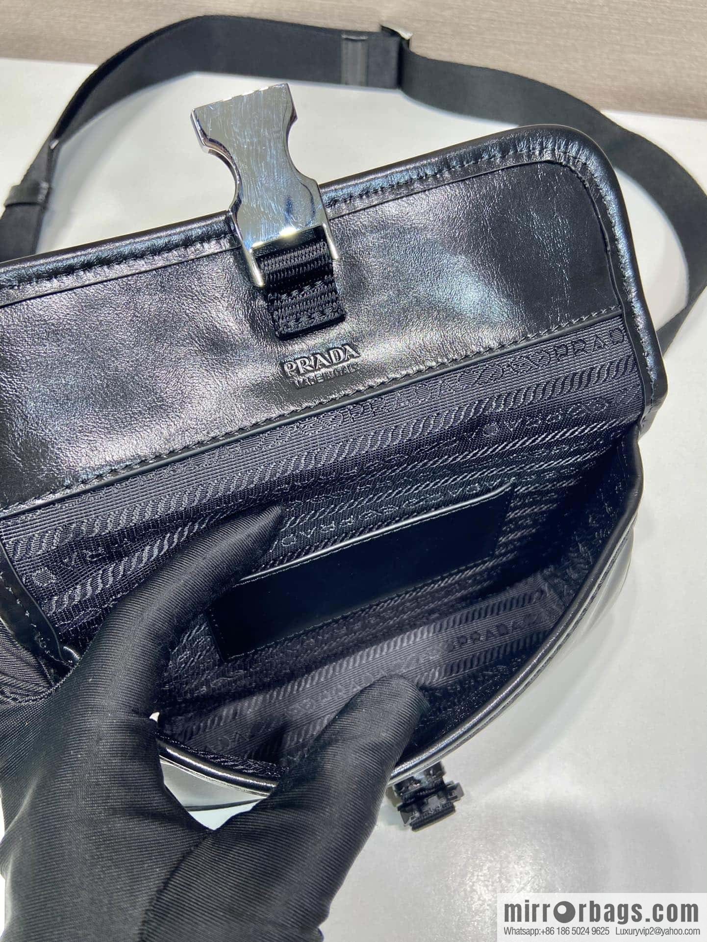 PRADA 🎉 oil wax leather small mail carrier bag 🎉 2ZH108 mobile phone bag