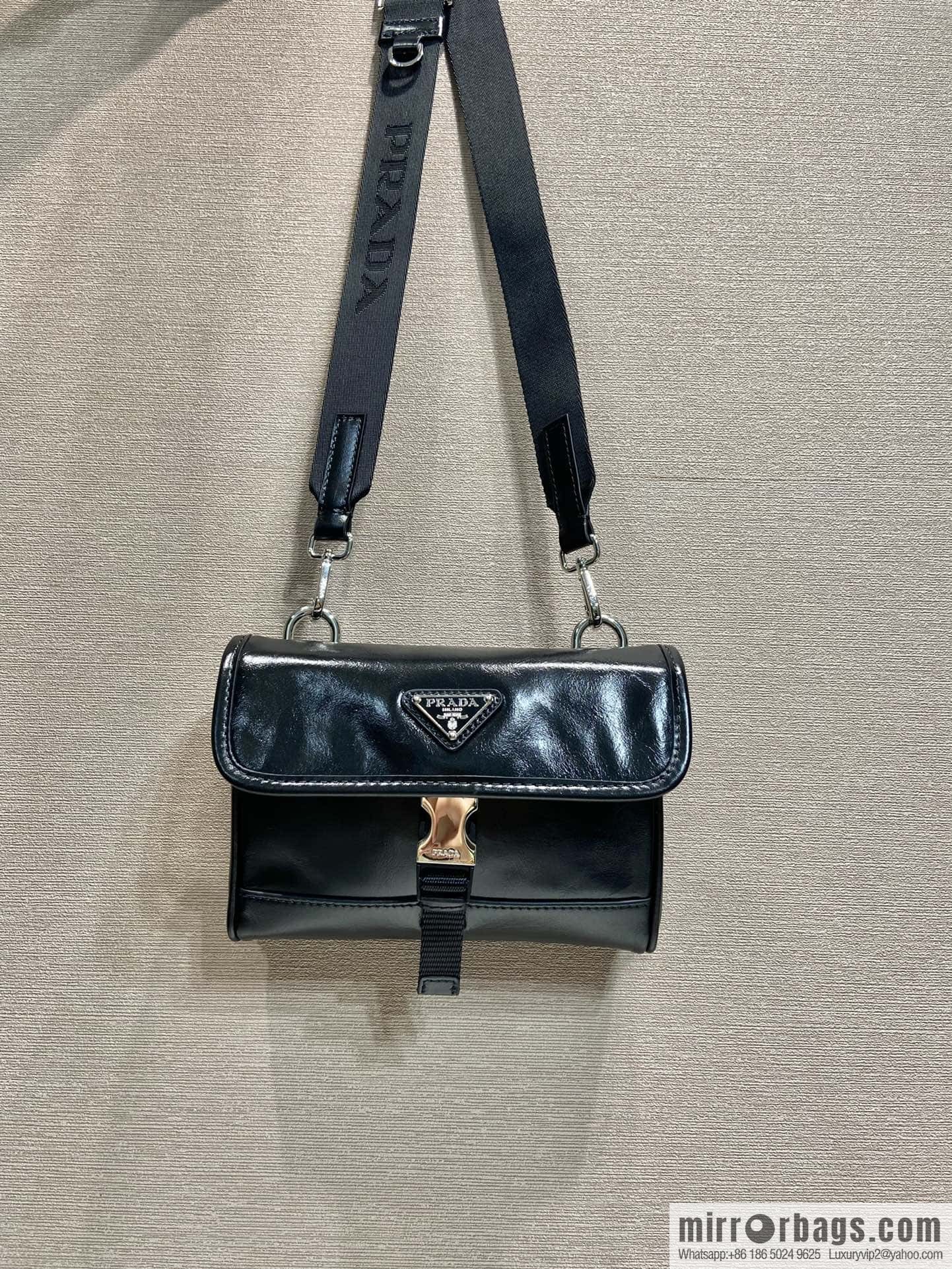 PRADA 🎉 oil wax leather small mail carrier bag 🎉 2ZH108 mobile phone bag