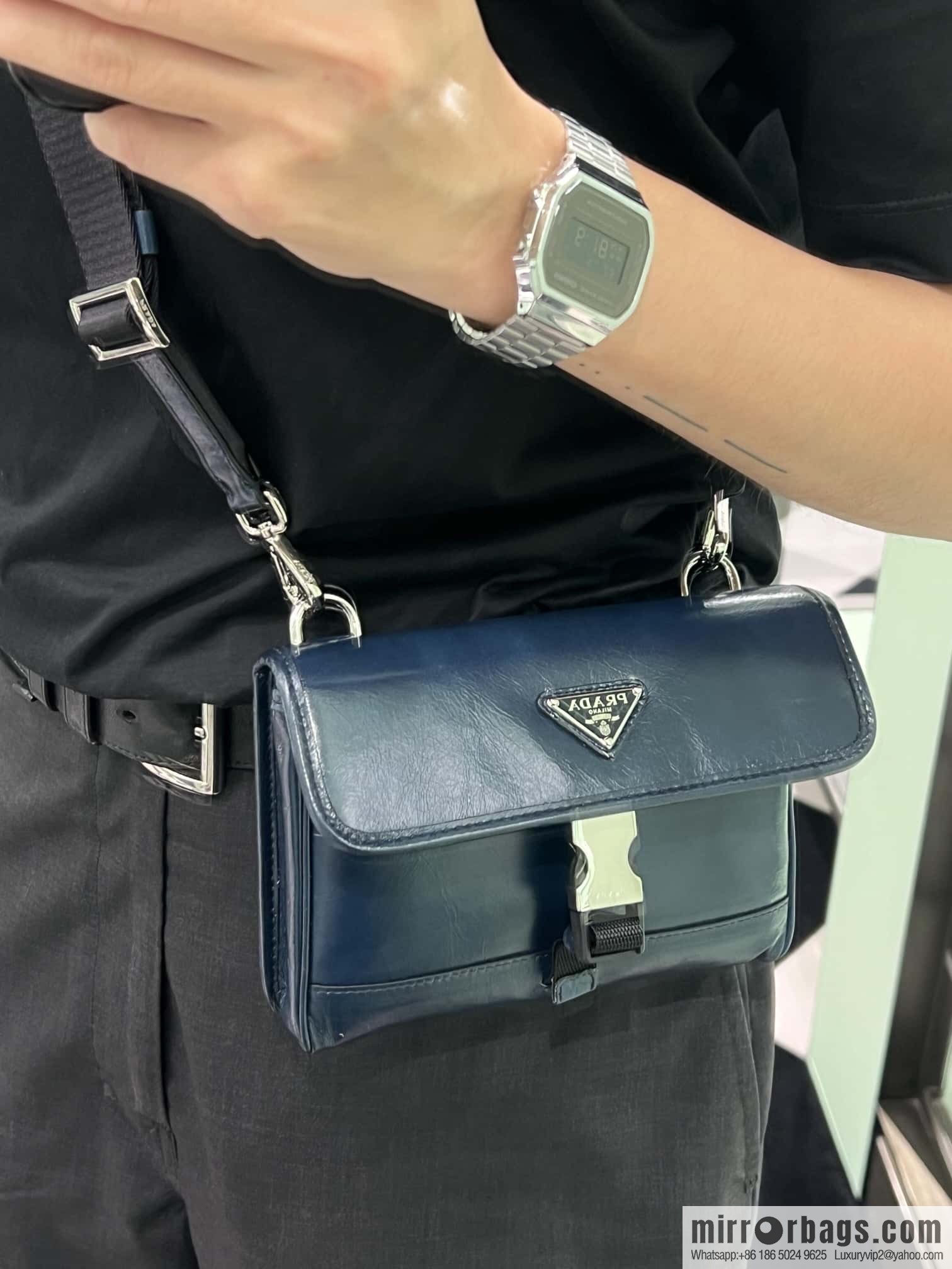 PRADA 🎉 oil wax leather small mail carrier bag 🎉 2ZH108 mobile phone bag