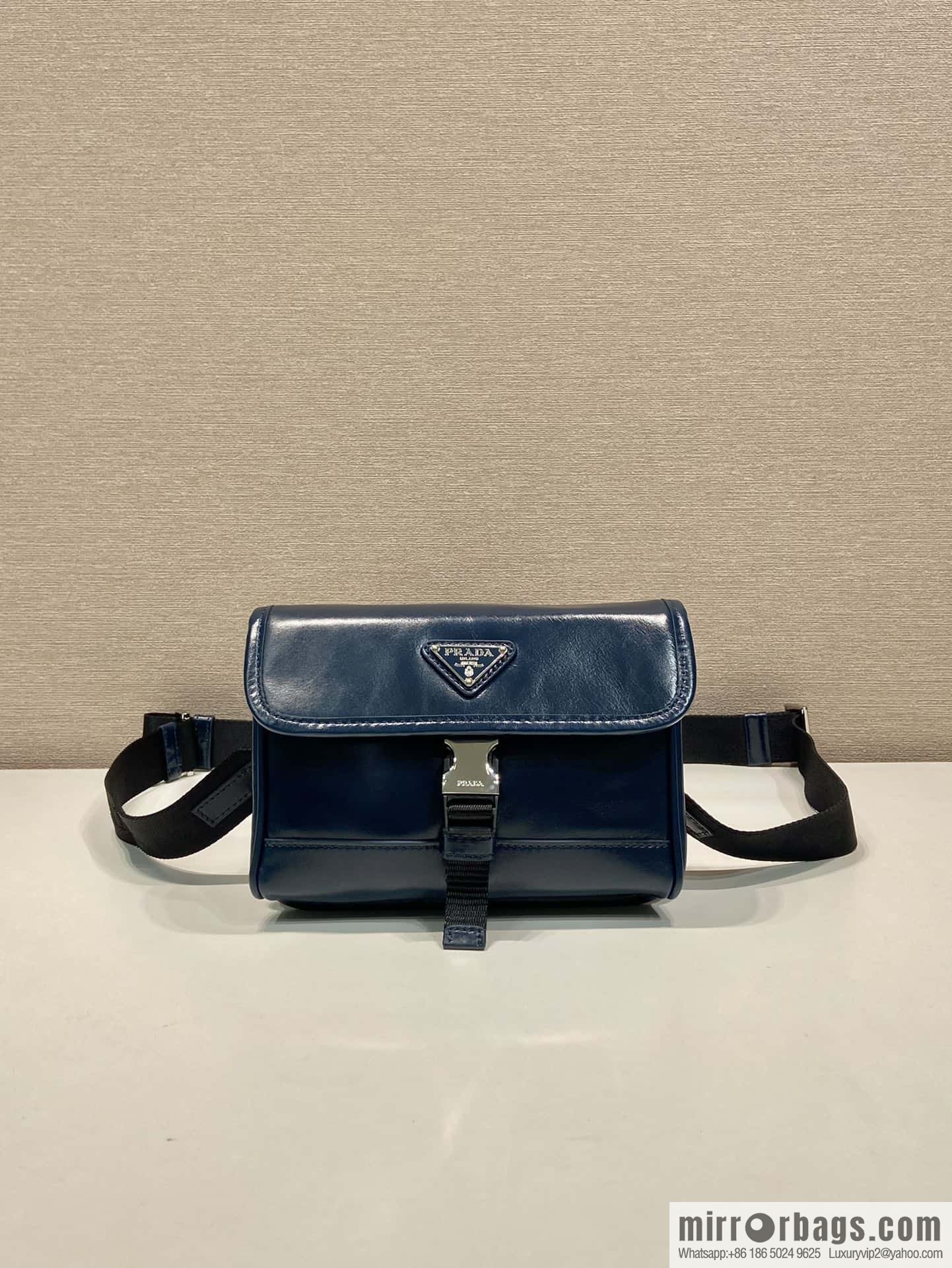 PRADA 🎉 oil wax leather small mail carrier bag 🎉 2ZH108 mobile phone bag