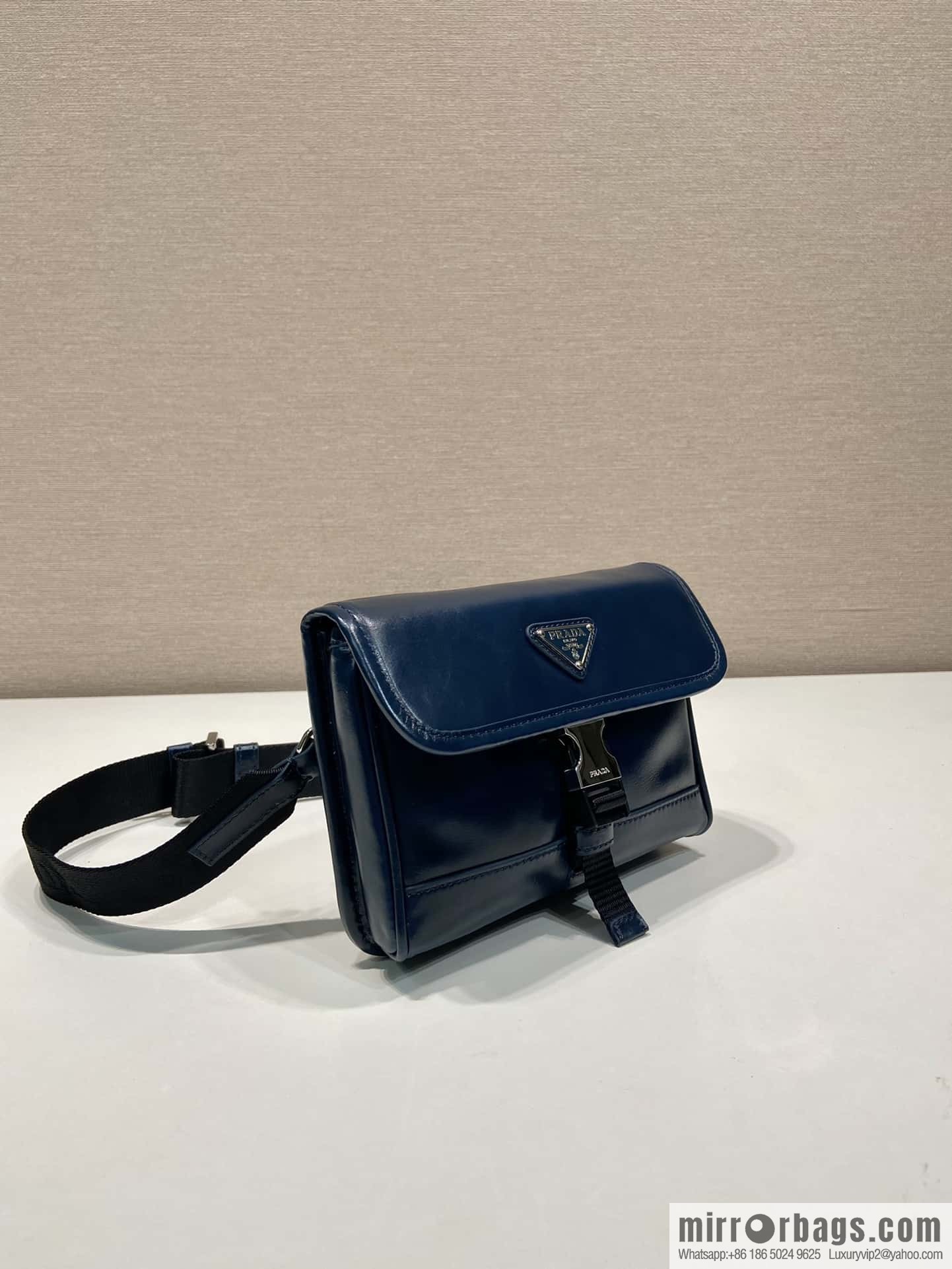 PRADA 🎉 oil wax leather small mail carrier bag 🎉 2ZH108 mobile phone bag