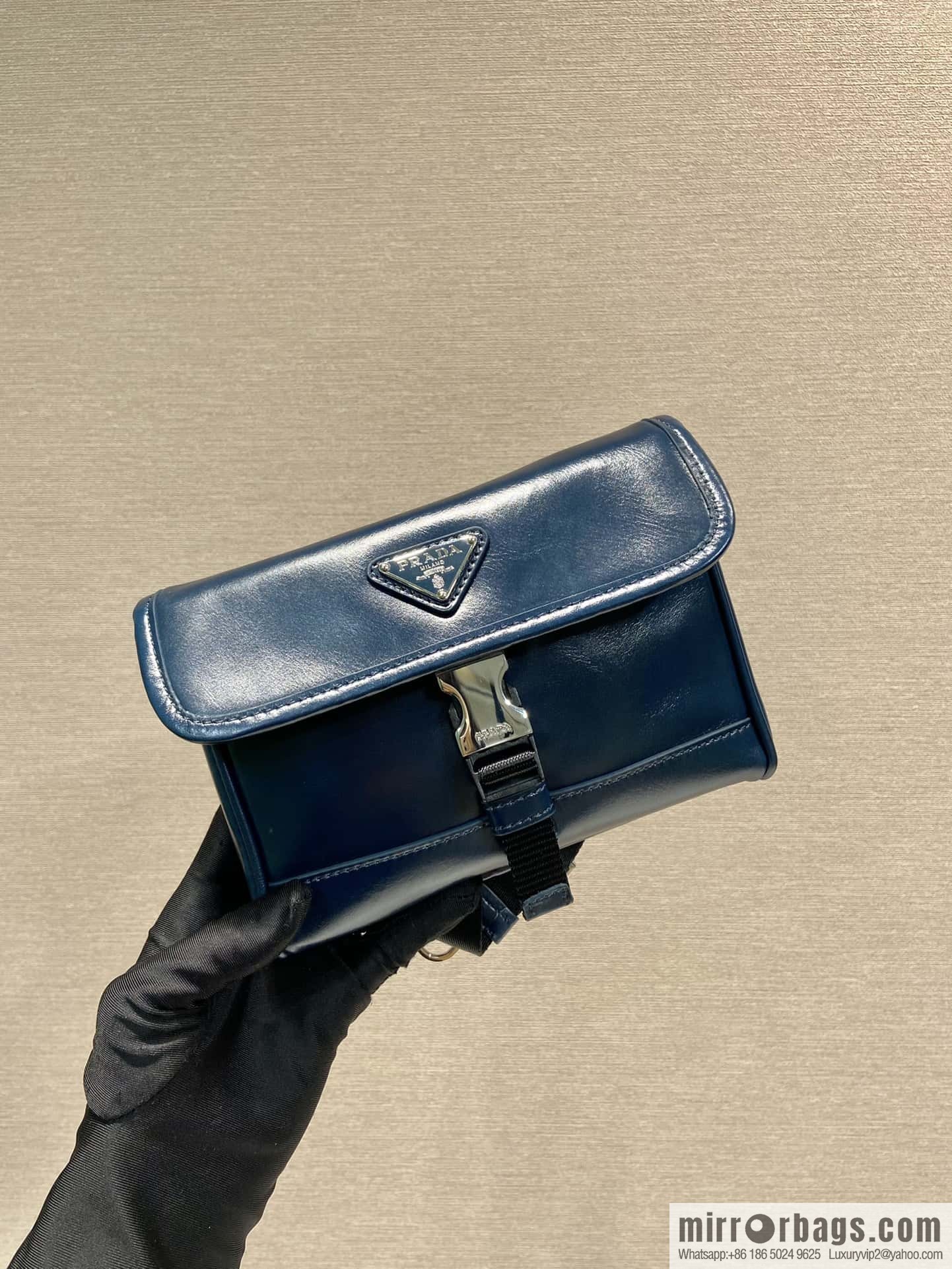 PRADA 🎉 oil wax leather small mail carrier bag 🎉 2ZH108 mobile phone bag
