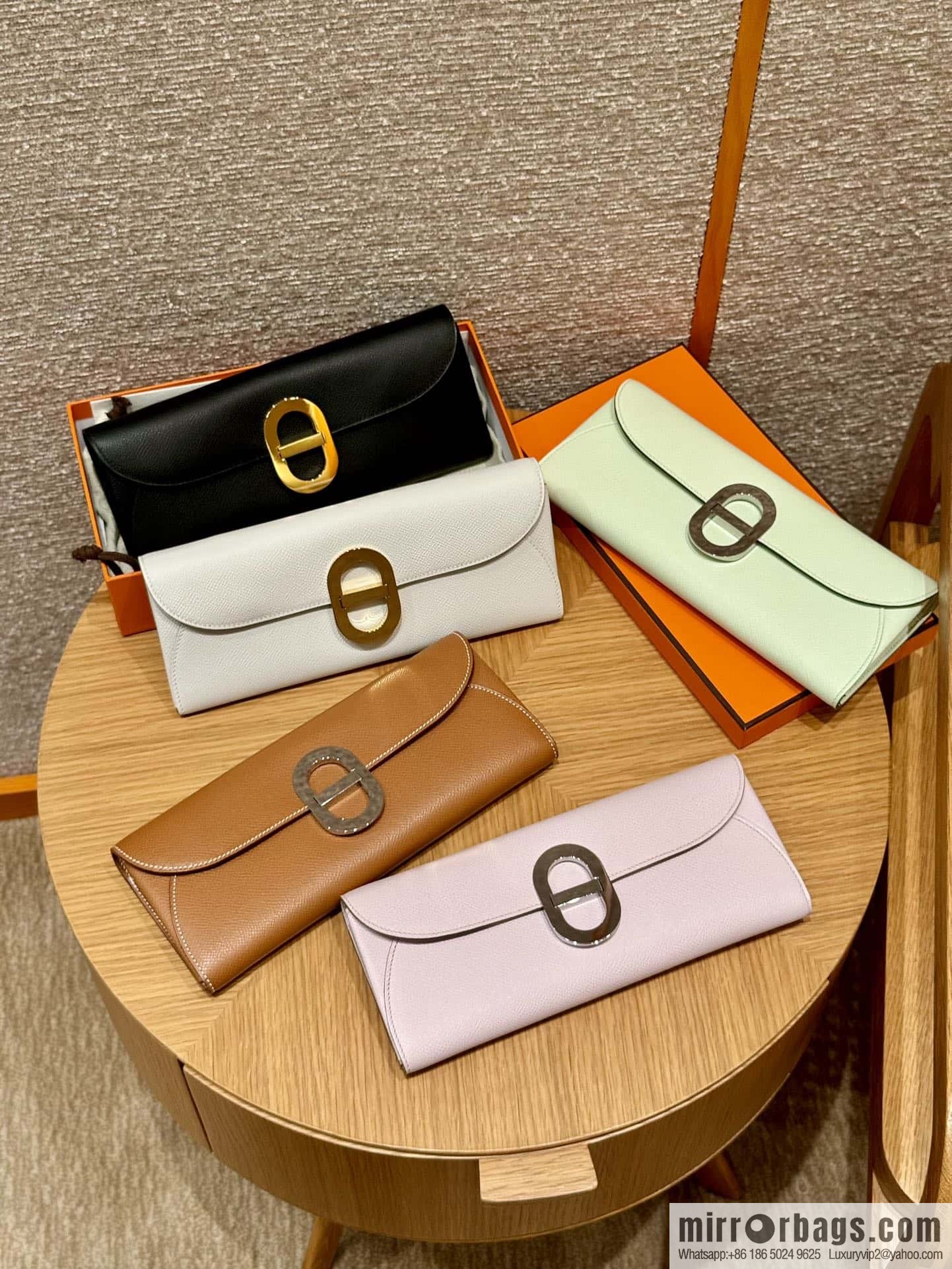 Chaine d'Ancre To Go wallet, pig nose togo black gold buckle