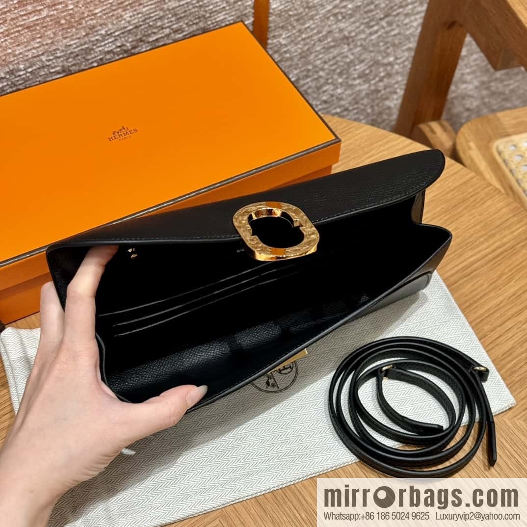 Chaine d'Ancre To Go wallet, pig nose togo black gold buckle