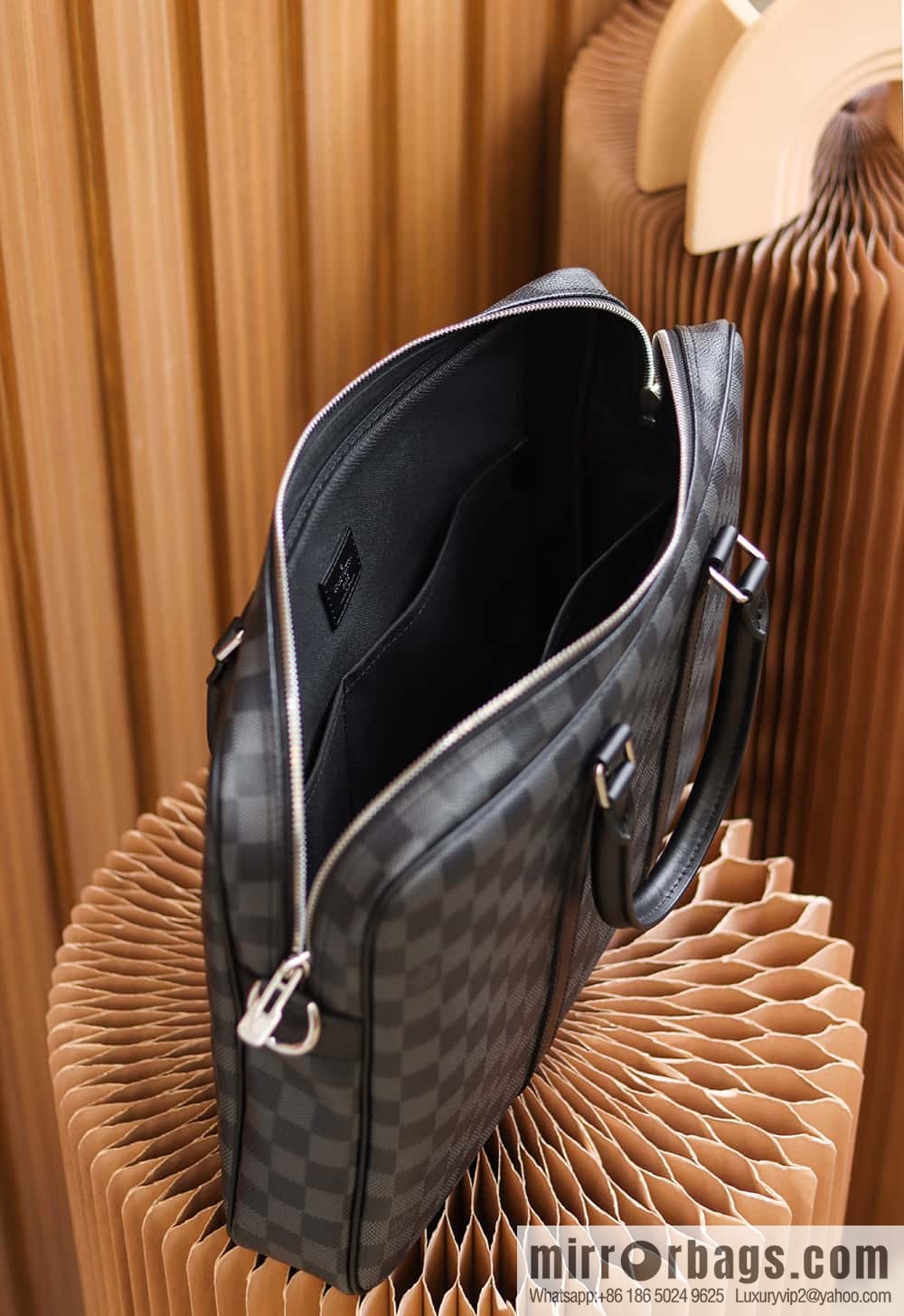 LV 𝐏𝐎𝐑𝐓𝐄 𝐃𝐎𝐂𝐔𝐌𝐄𝐍𝐓𝐒 𝐕𝐎𝐘𝐀𝐆𝐄 briefcase M41478