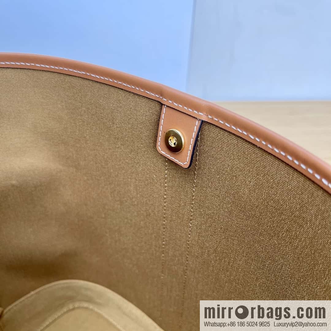 CELINE TRIOMPHE CANVAS Medium Barrel 191132