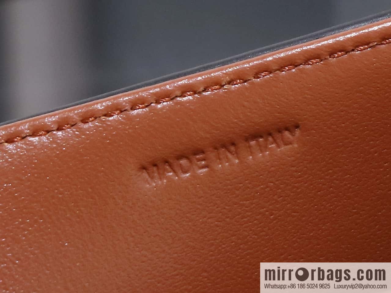 [Premium quality, all-steel hardware] LOLA medium bright cow leather handbag number: 115533