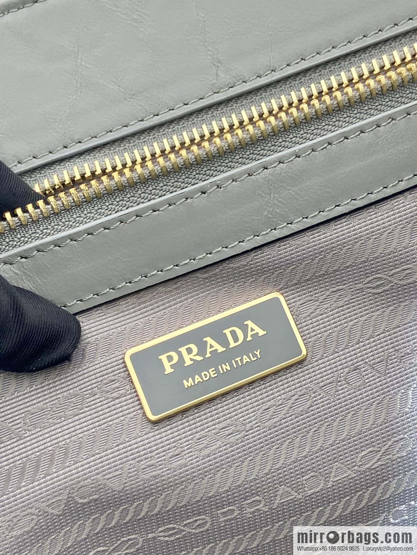 PRADA 🎉 oil wax tote bag 🎉 1BG460 new color