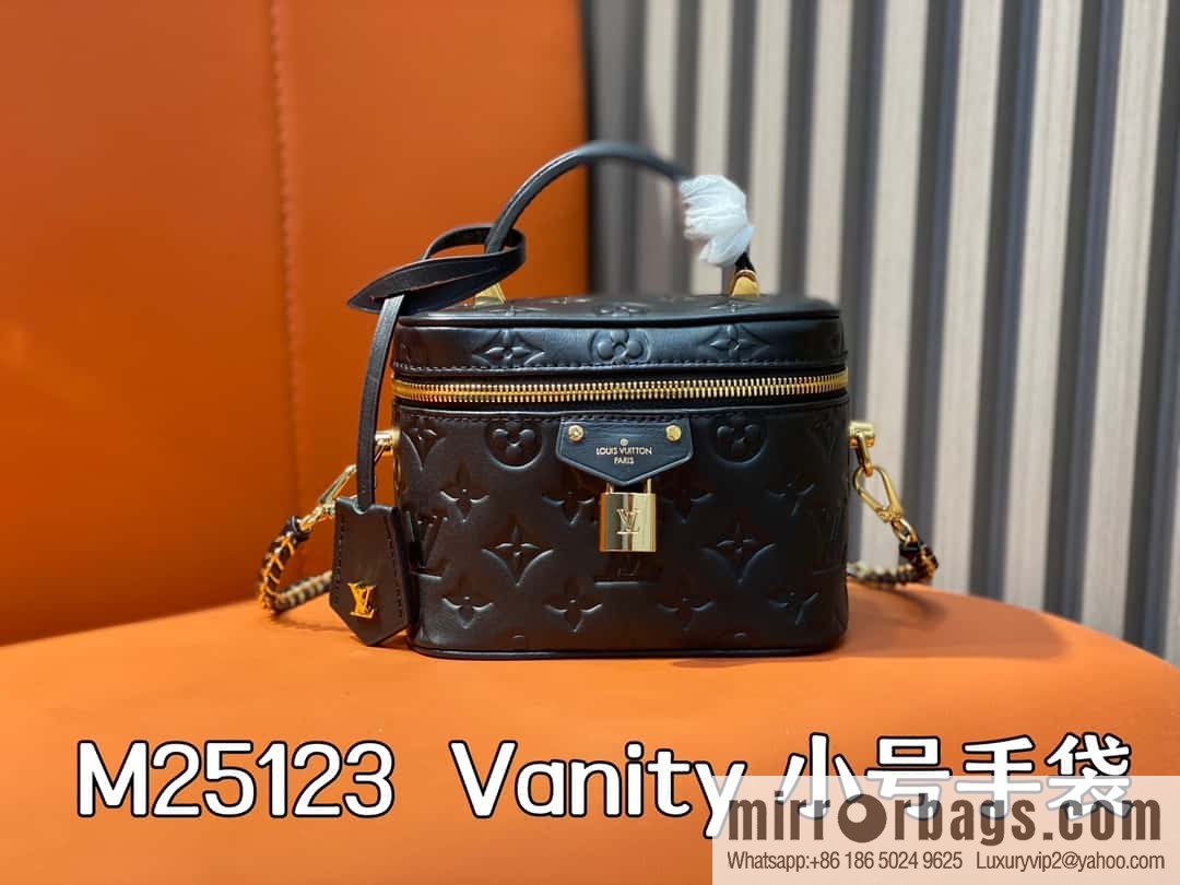 [Original order boutique] M25123 black, full leather embossed cosmetic bag series, variable size chip version M25219 white M25123 black, this Vanity small handbag.