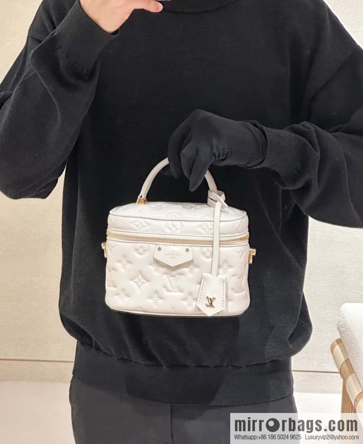 [Original order boutique] M25129 white, full leather embossed cosmetic bag series, variable size chip version M25219 white M25123 black, this Vanity small handbag.