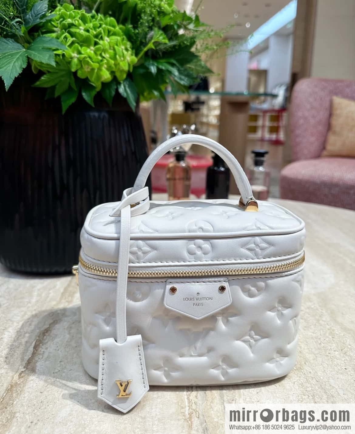 [Original order boutique] M25129 white, full leather embossed cosmetic bag series, variable size chip version M25219 white M25123 black, this Vanity small handbag.