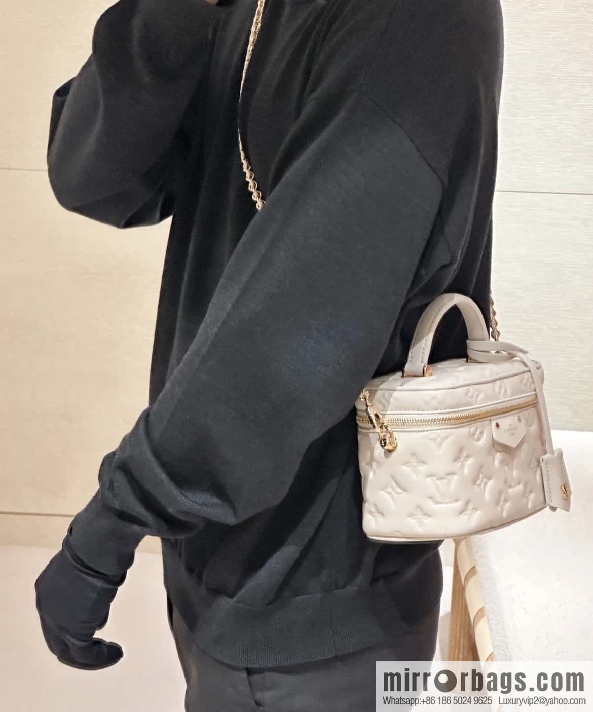 [Original order boutique] M25129 white, full leather embossed cosmetic bag series, variable size chip version M25219 white M25123 black, this Vanity small handbag.