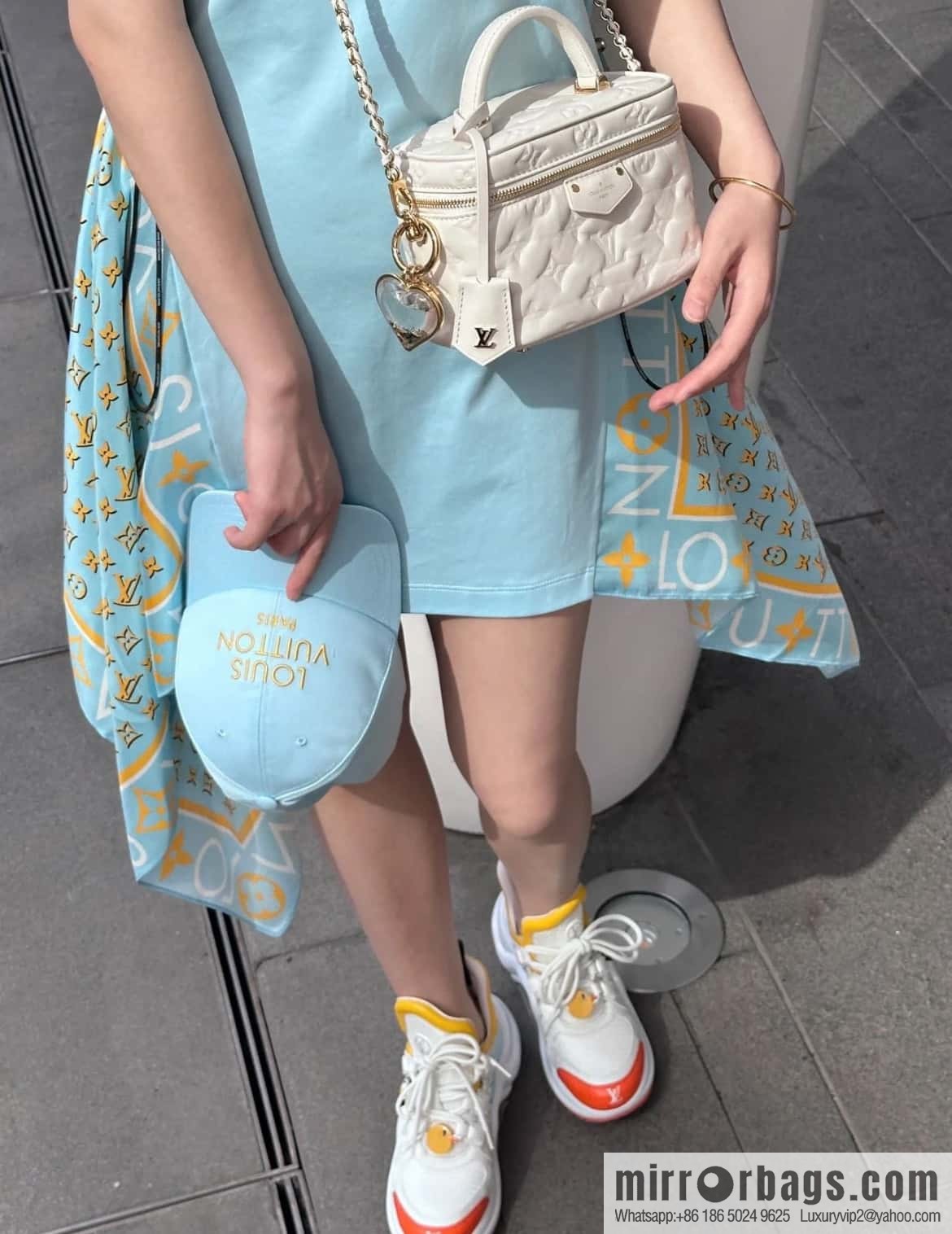 [Original order boutique] M25129 white, full leather embossed cosmetic bag series, variable size chip version M25219 white M25123 black, this Vanity small handbag.