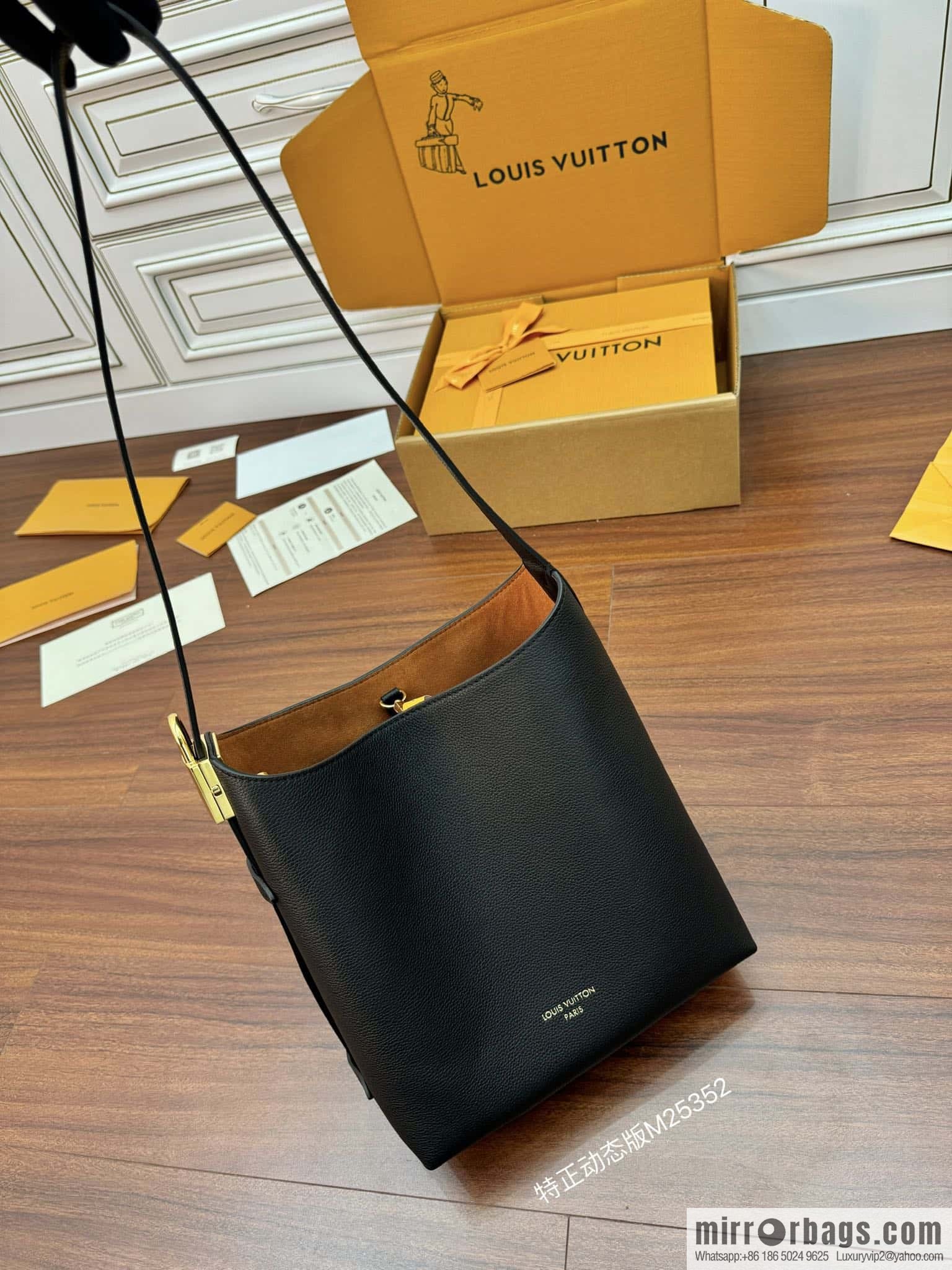 LV M25352 Low Key Hobo PM