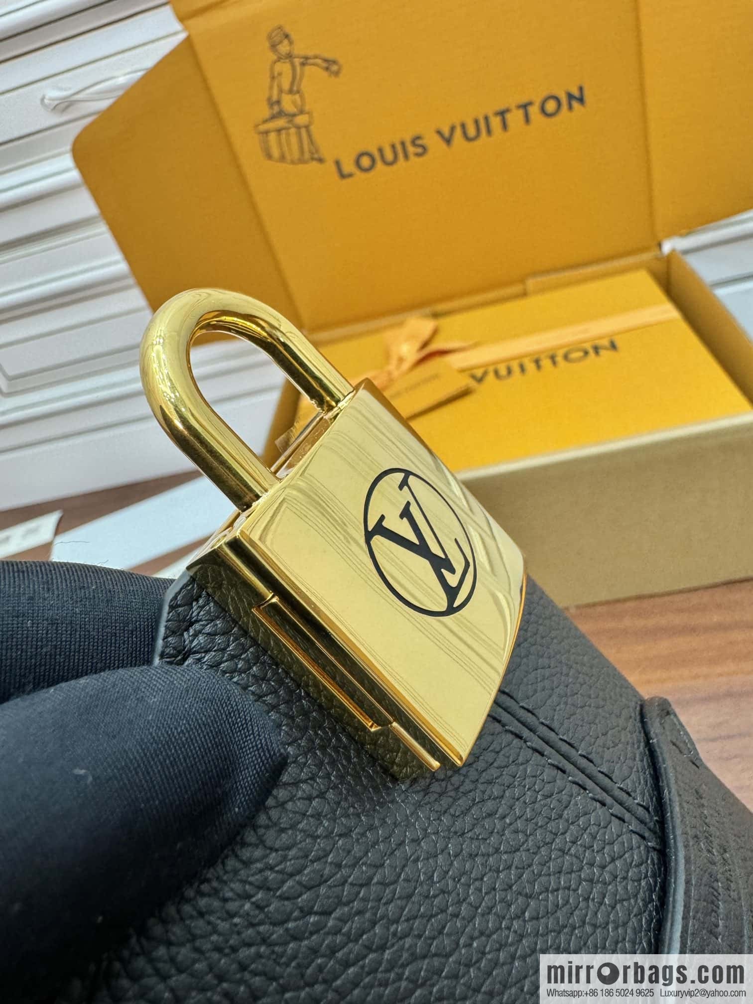 LV M25352 Low Key Hobo PM