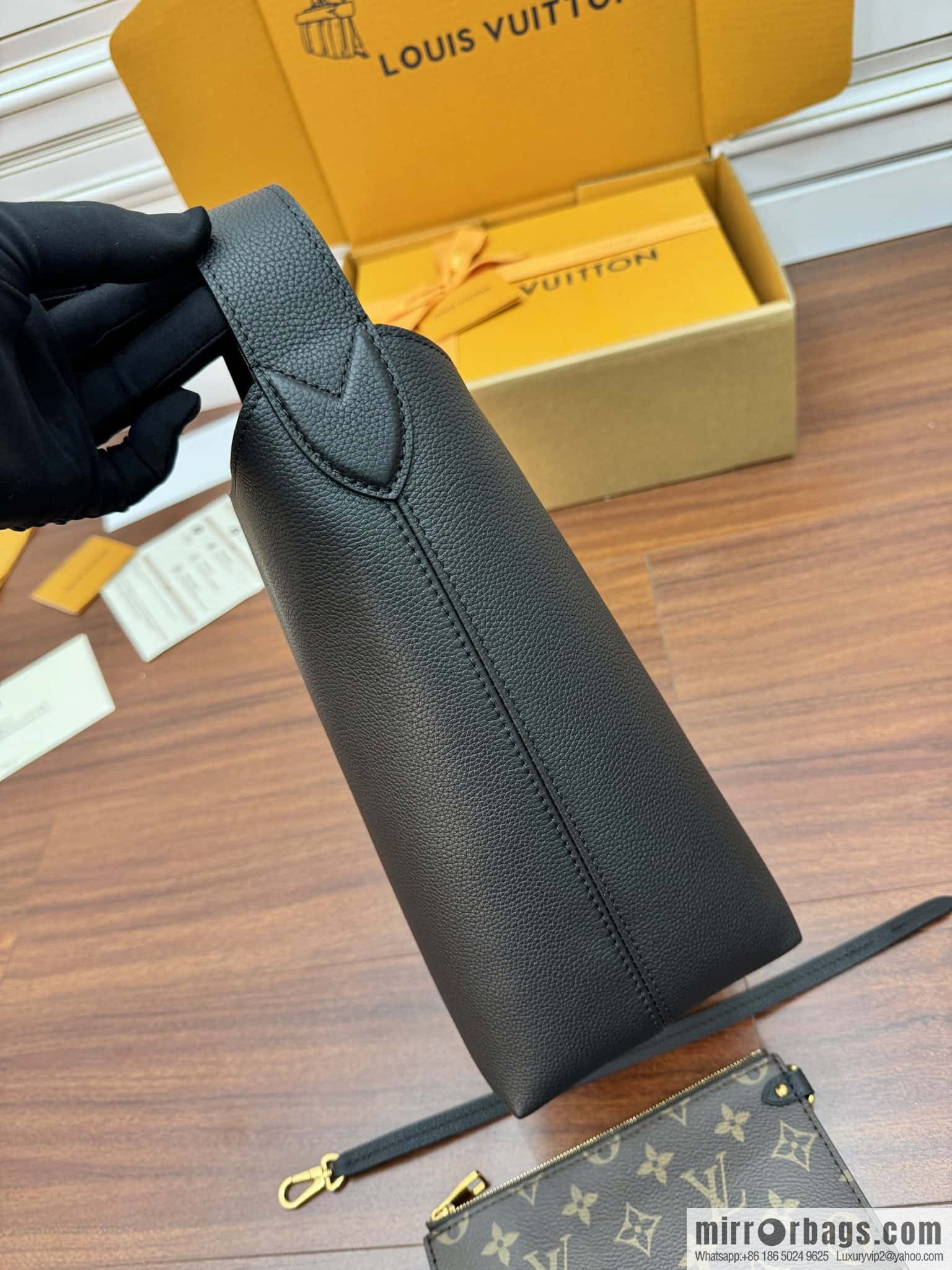 LV M25352 Low Key Hobo PM