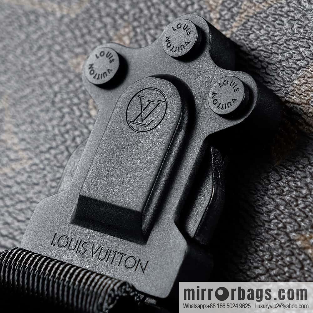 LV 𝐐𝐔𝐄𝐒𝐓 chip rhombus code messenger bag series #M