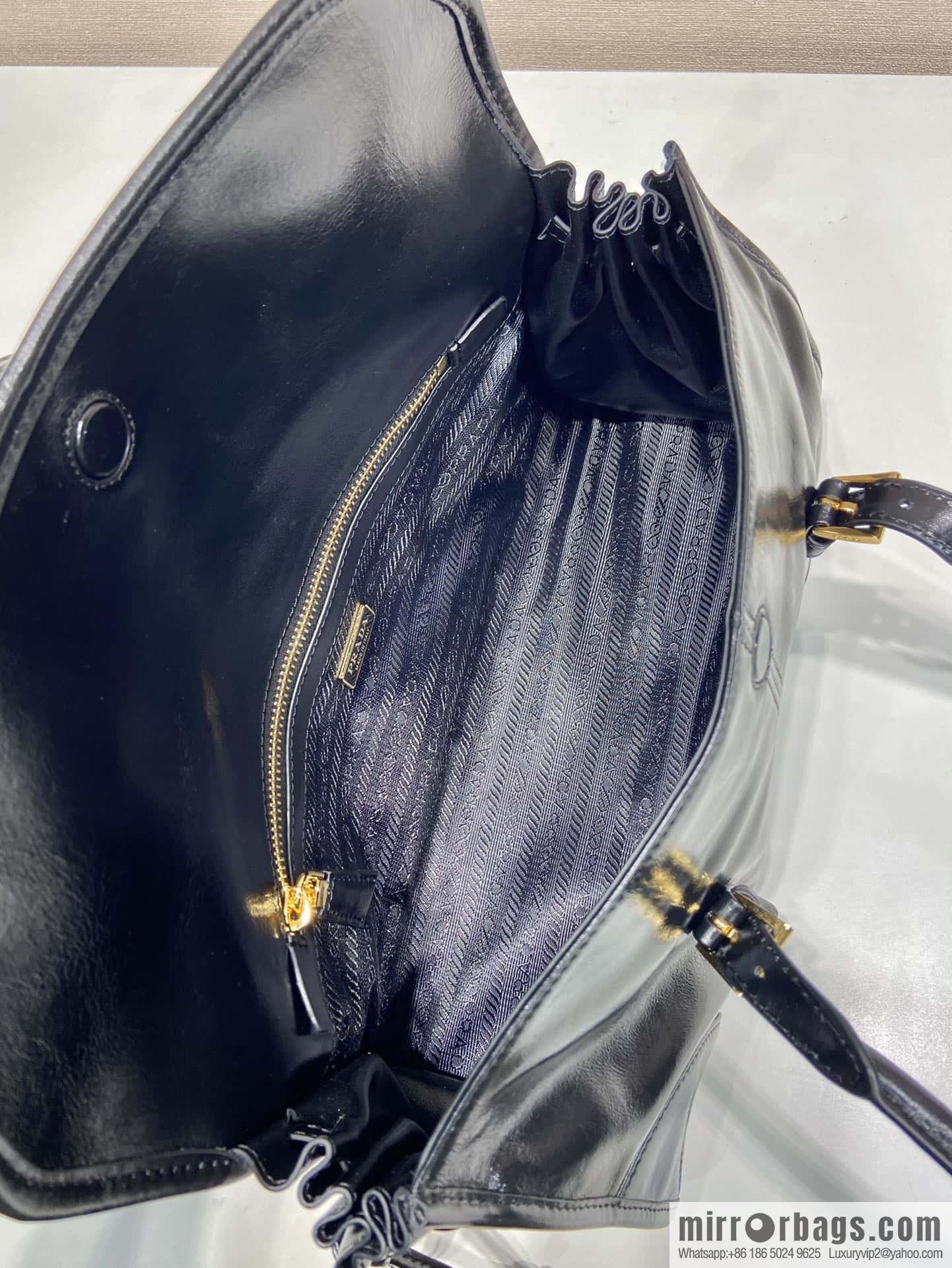 PRADA 🎉 new oil wax bag 🎉 1BD376