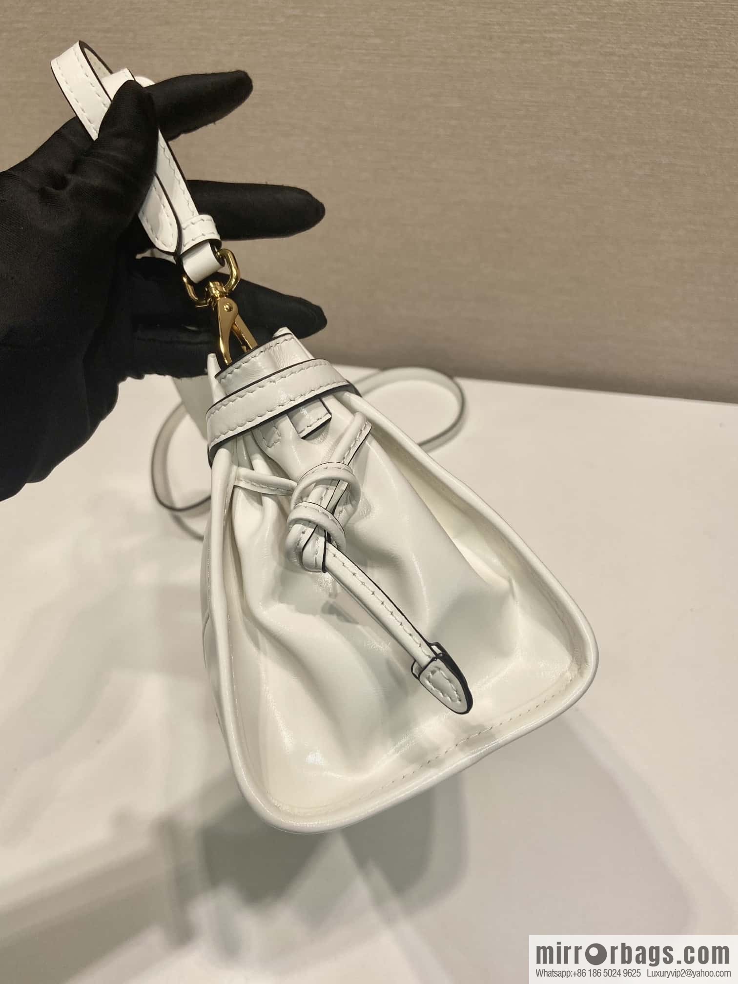 PRADA 🎉 LusSo lf oil wax leather 🎉 1BA215 messenger bag 🎉 white