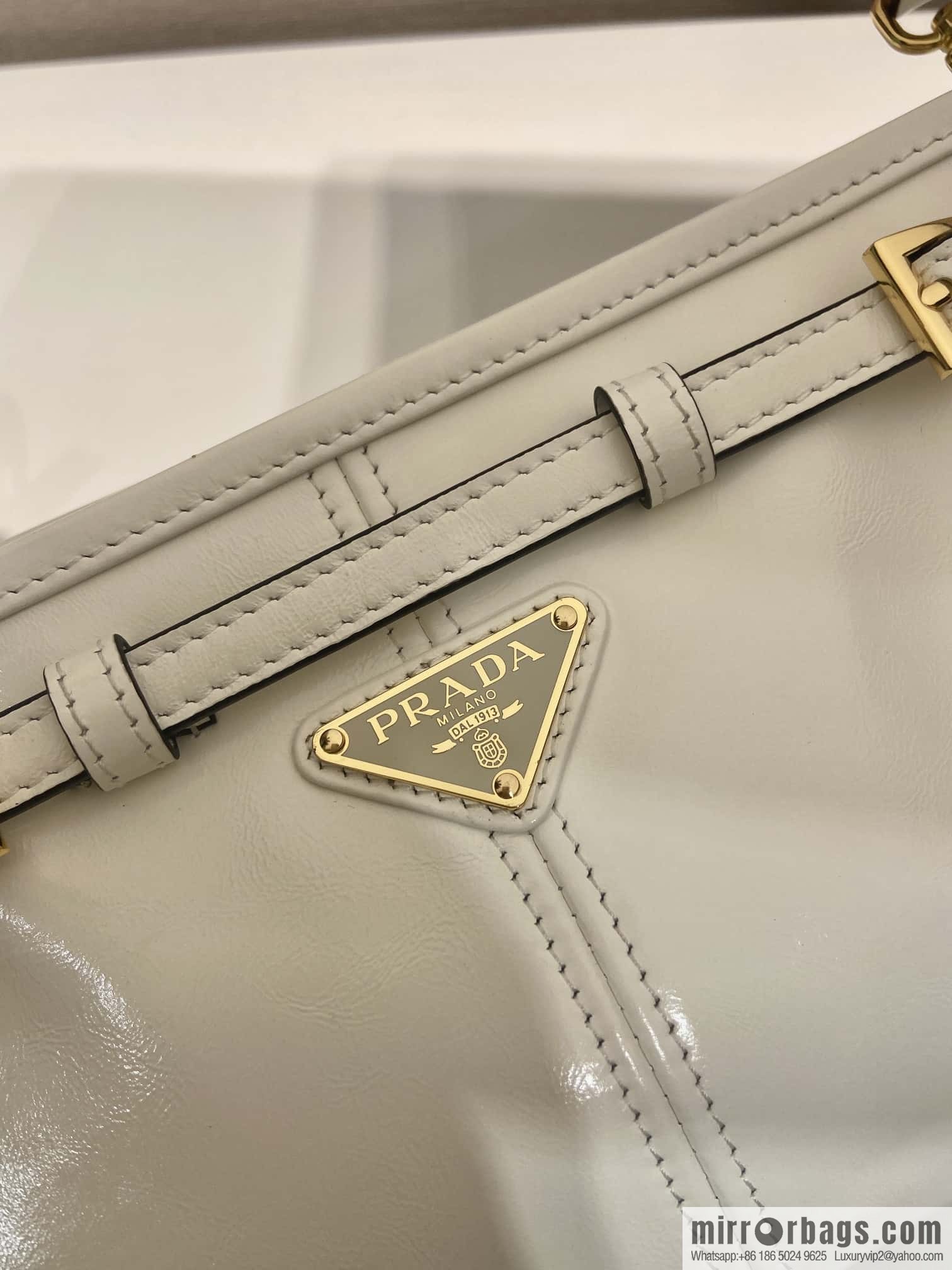 PRADA 🎉 LusSo lf oil wax leather 🎉 1BA215 messenger bag 🎉 white