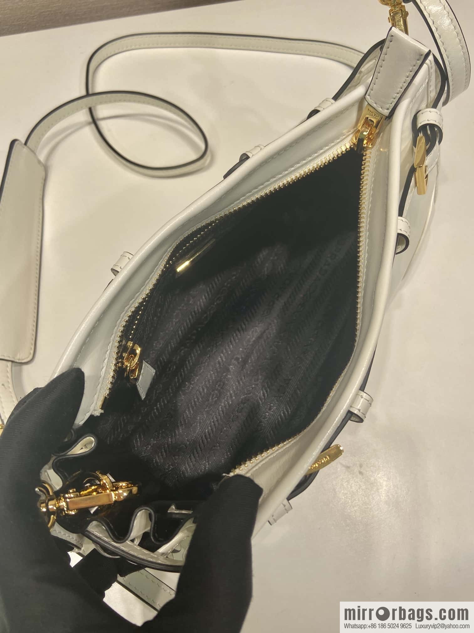 PRADA 🎉 LusSo lf oil wax leather 🎉 1BA215 messenger bag 🎉 white