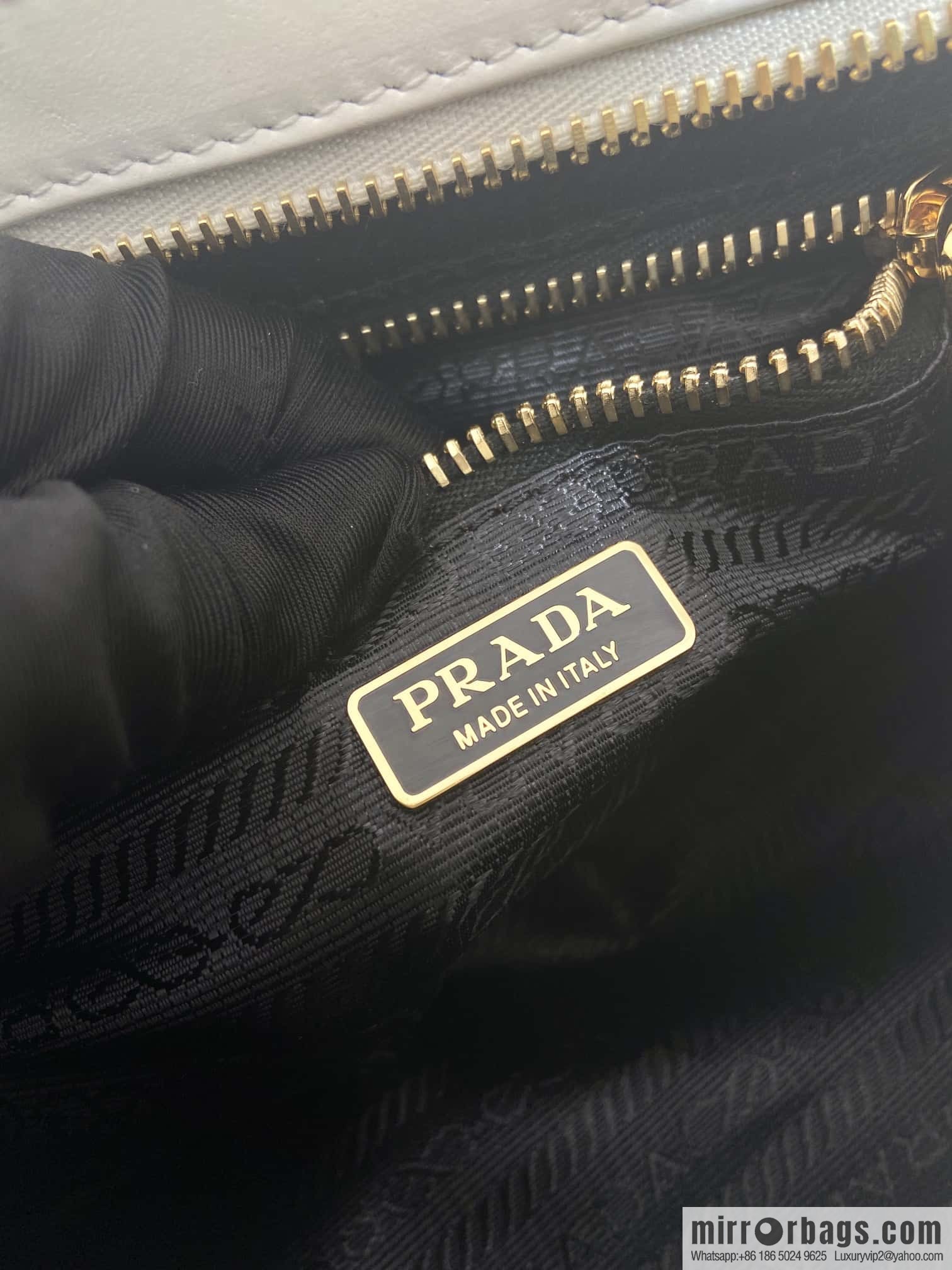PRADA 🎉 LusSo lf oil wax leather 🎉 1BA215 messenger bag 🎉 white