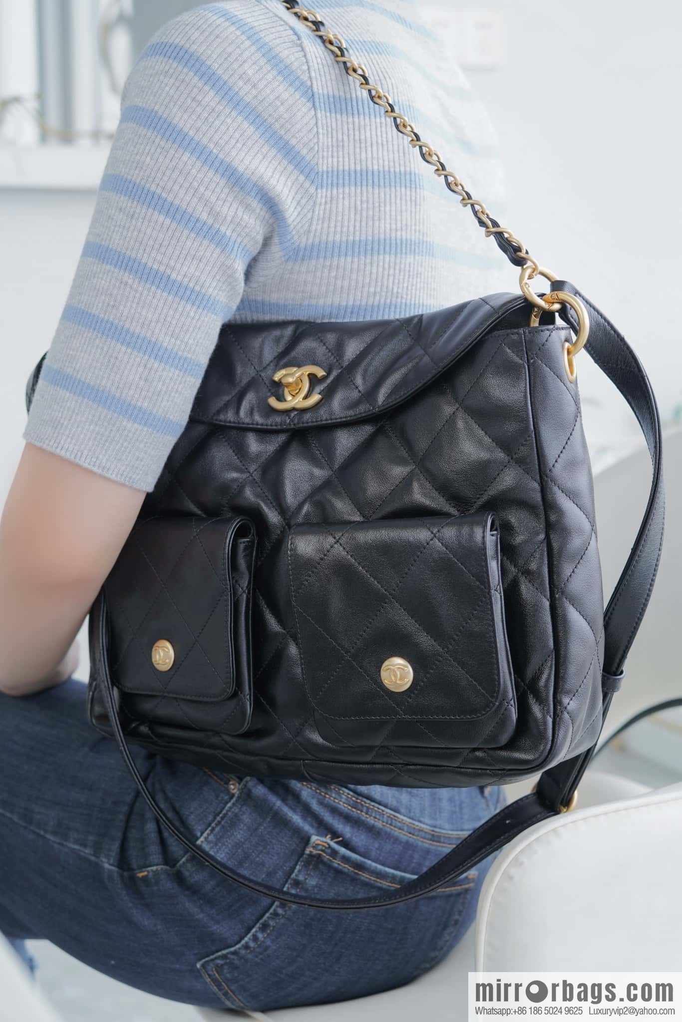 𝗖𝗛𝗔𝗡𝗘𝗟 𝟐𝟒𝐩 𝒉𝒐𝒃𝒐 messenger bag, large, black ◾️ AS4668