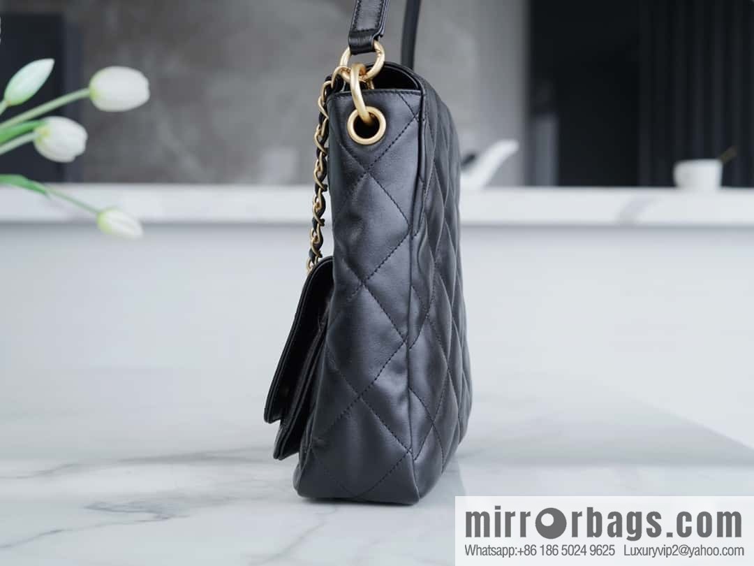 𝗖𝗛𝗔𝗡𝗘𝗟 𝟐𝟒𝐩 𝒉𝒐𝒃𝒐 messenger bag, large, black ◾️ AS4668