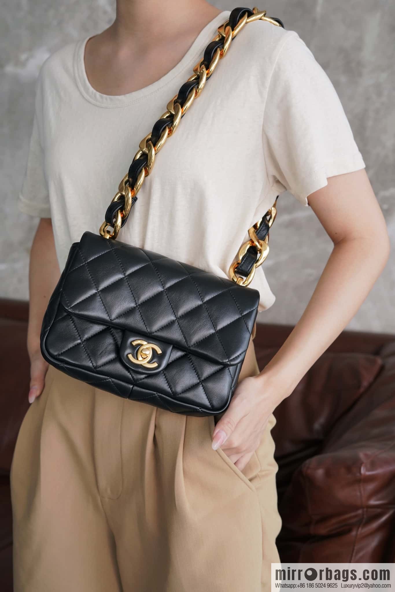 𝗖𝗵𝗮𝗻𝗲𝗹 𝟮𝟮𝘀 thick chain cf armpit bag, small AS3214