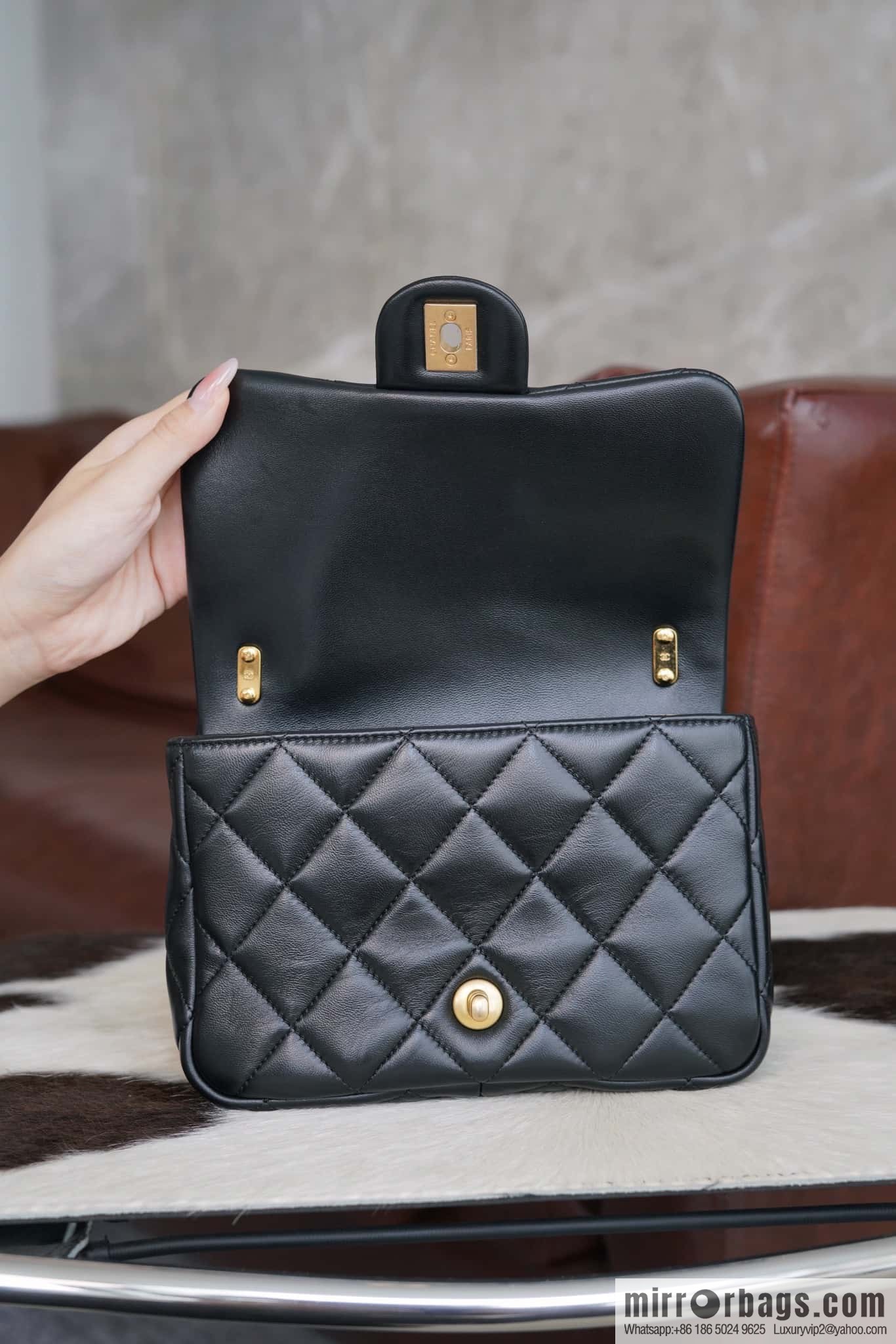 𝗖𝗵𝗮𝗻𝗲𝗹 𝟮𝟮𝘀 thick chain cf armpit bag, small AS3214