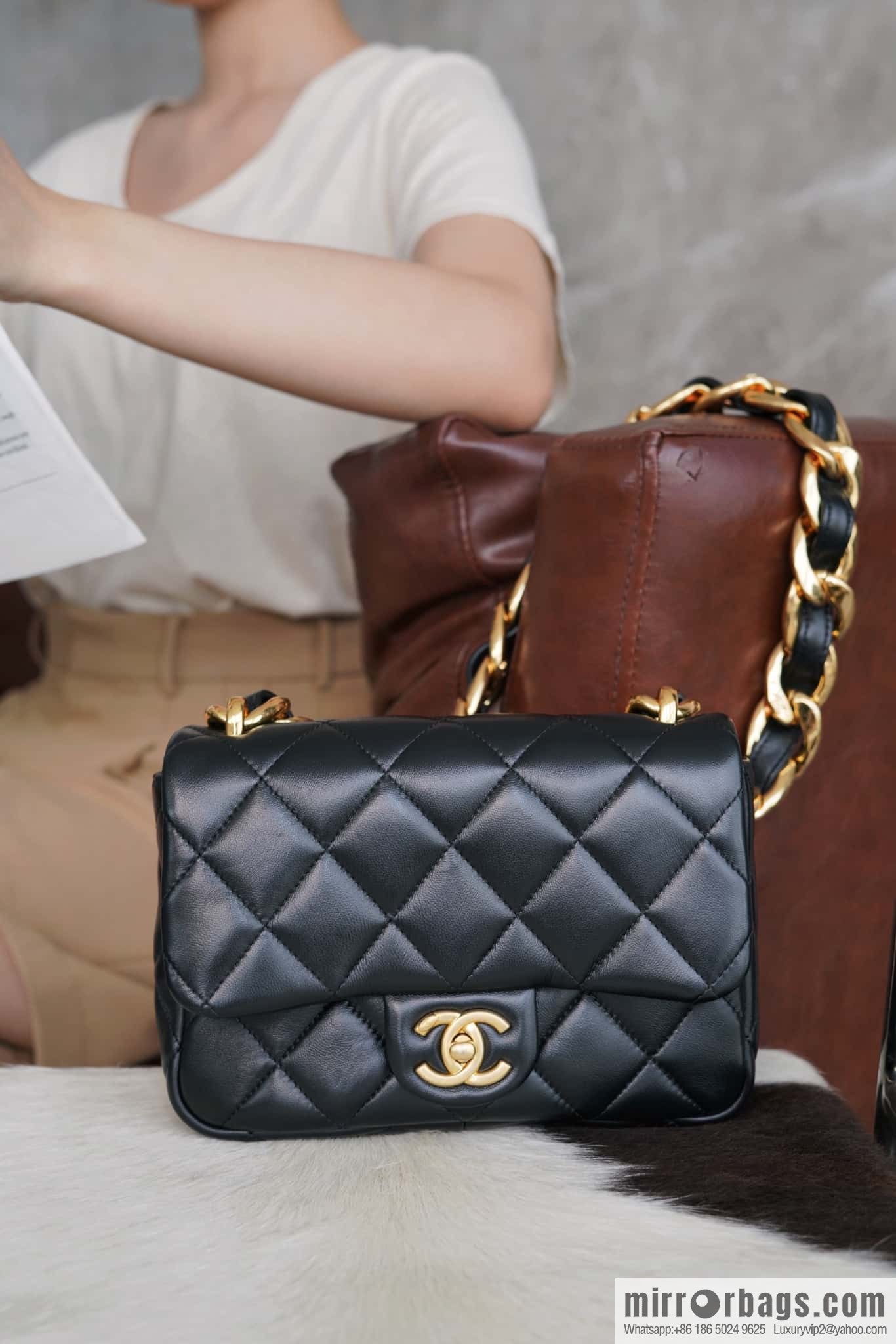 𝗖𝗵𝗮𝗻𝗲𝗹 𝟮𝟮𝘀 thick chain cf armpit bag, small AS3214