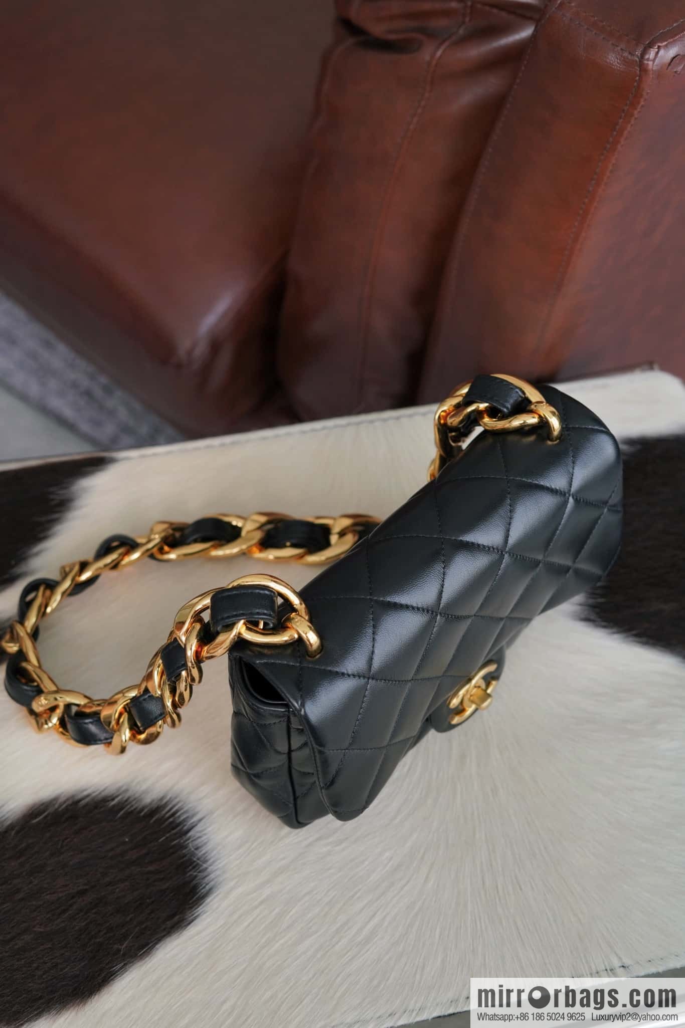 𝗖𝗵𝗮𝗻𝗲𝗹 𝟮𝟮𝘀 thick chain cf armpit bag, small AS3214