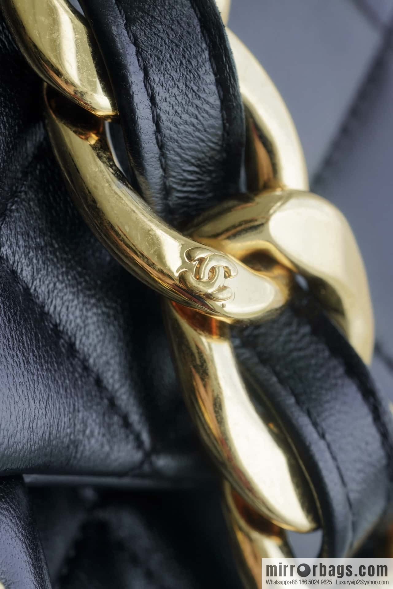 𝗖𝗵𝗮𝗻𝗲𝗹 𝟮𝟮𝘀 thick chain cf armpit bag, small AS3214