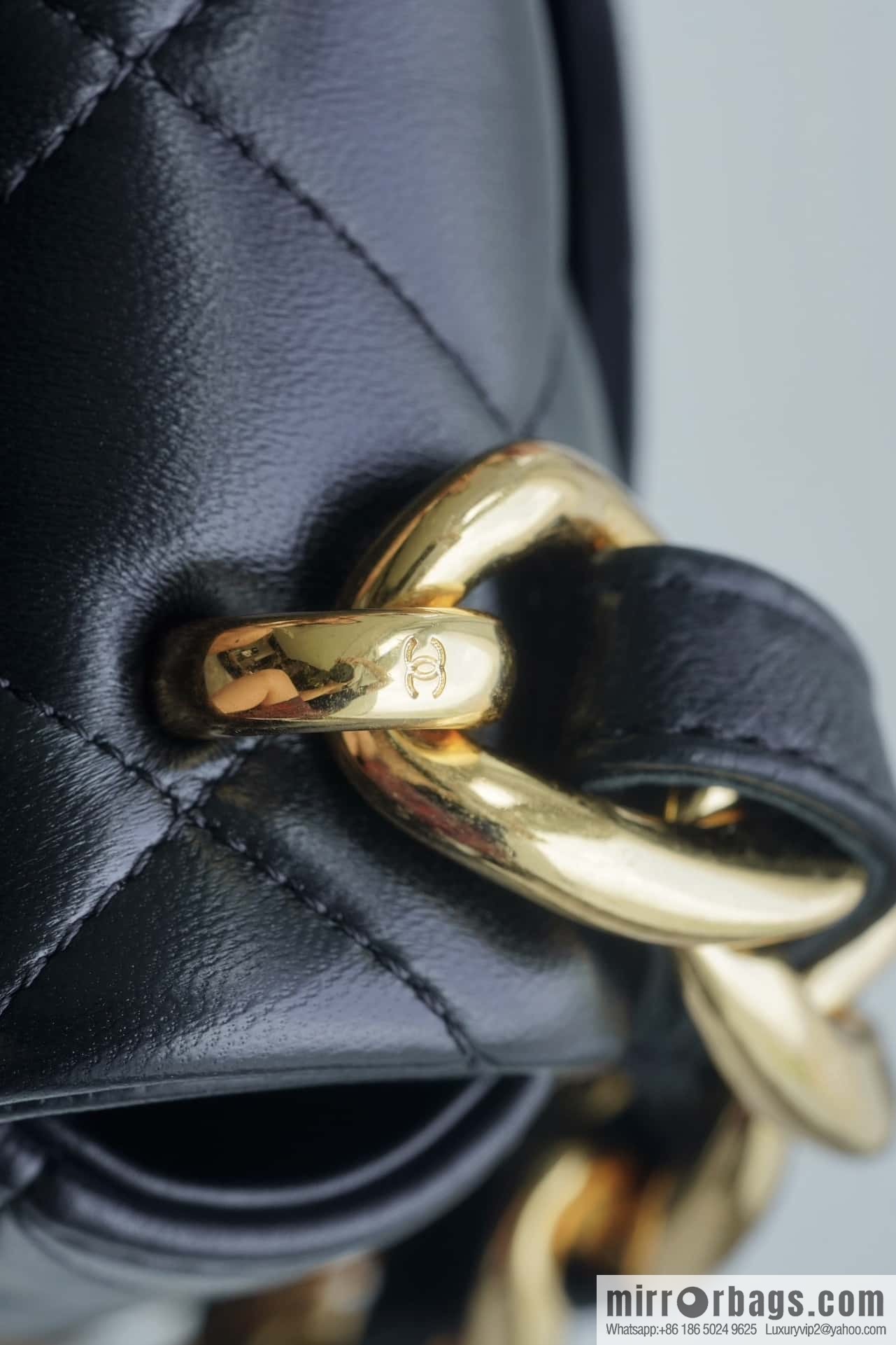 𝗖𝗵𝗮𝗻𝗲𝗹 𝟮𝟮𝘀 thick chain cf armpit bag, small AS3214