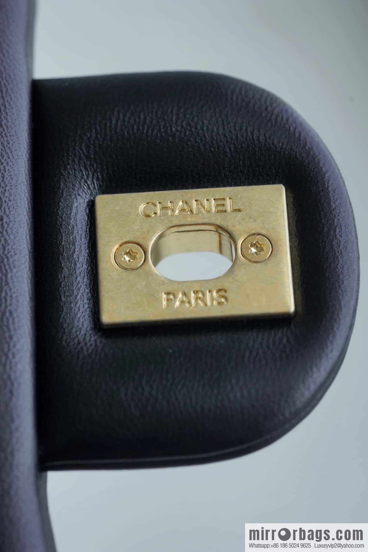 𝗖𝗵𝗮𝗻𝗲𝗹 𝟮𝟮𝘀 thick chain cf armpit bag, small AS3214