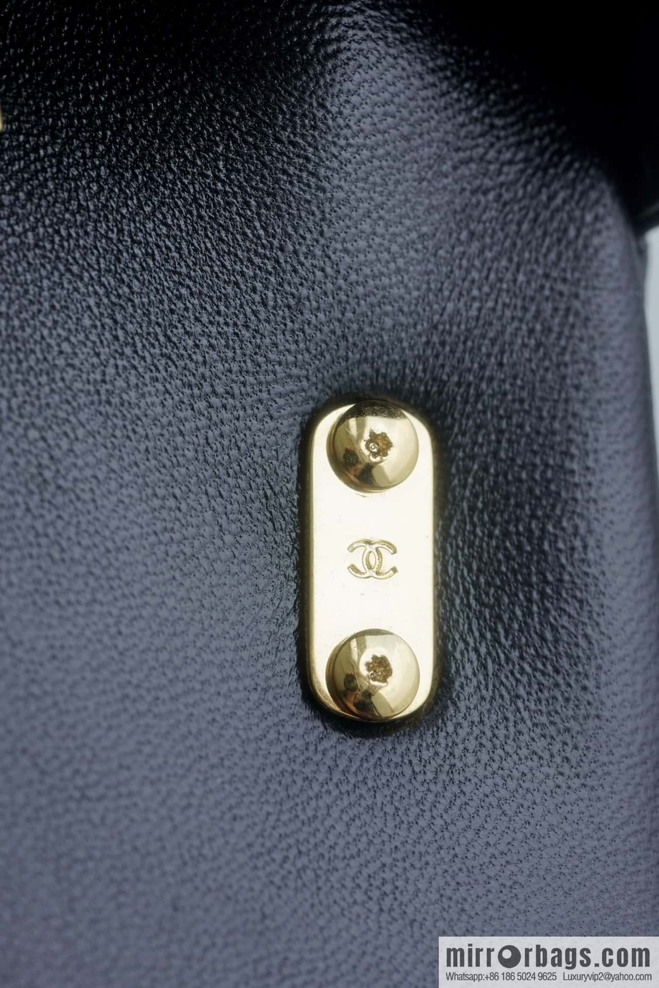 𝗖𝗵𝗮𝗻𝗲𝗹 𝟮𝟮𝘀 thick chain cf armpit bag, small AS3214