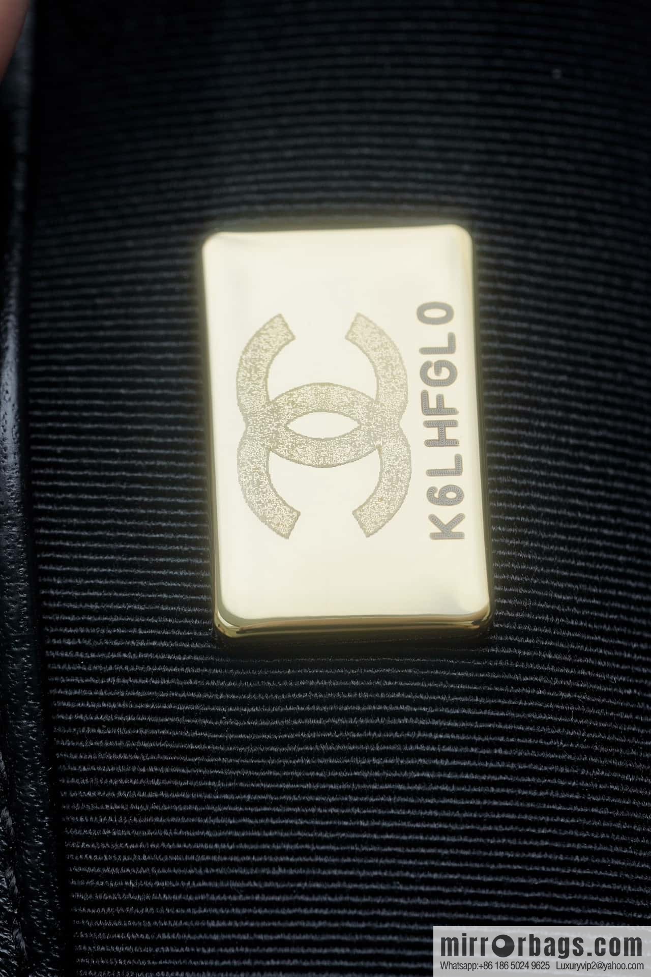 𝗖𝗵𝗮𝗻𝗲𝗹 𝟮𝟮𝘀 thick chain cf armpit bag, small AS3214