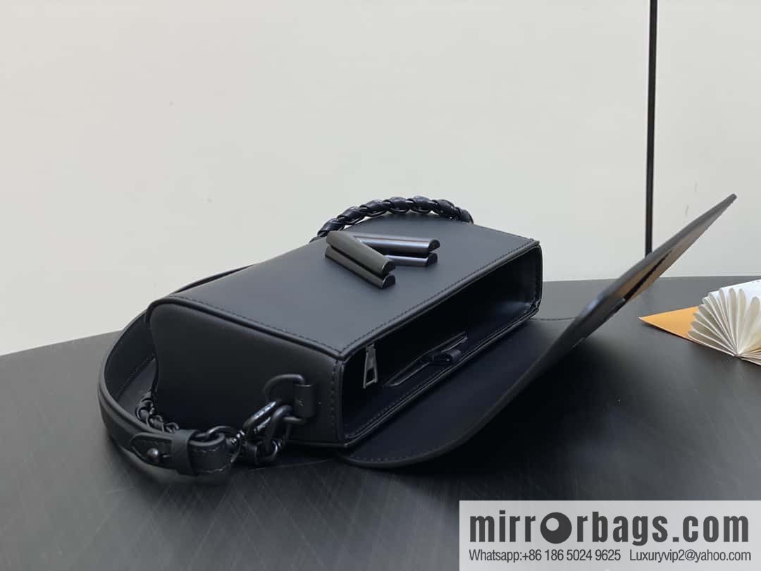 [Original order boutique] M25336 black, Darth Vader water ripple chain bag Twist West handbag M24549 24603