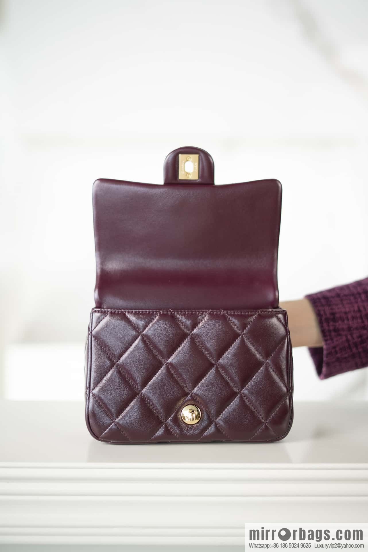 𝐂𝐇𝐀𝐍𝐄𝐋 𝟐𝟒𝐛 Flap new thick chain handle, square fat man, small, burgundy AS5032