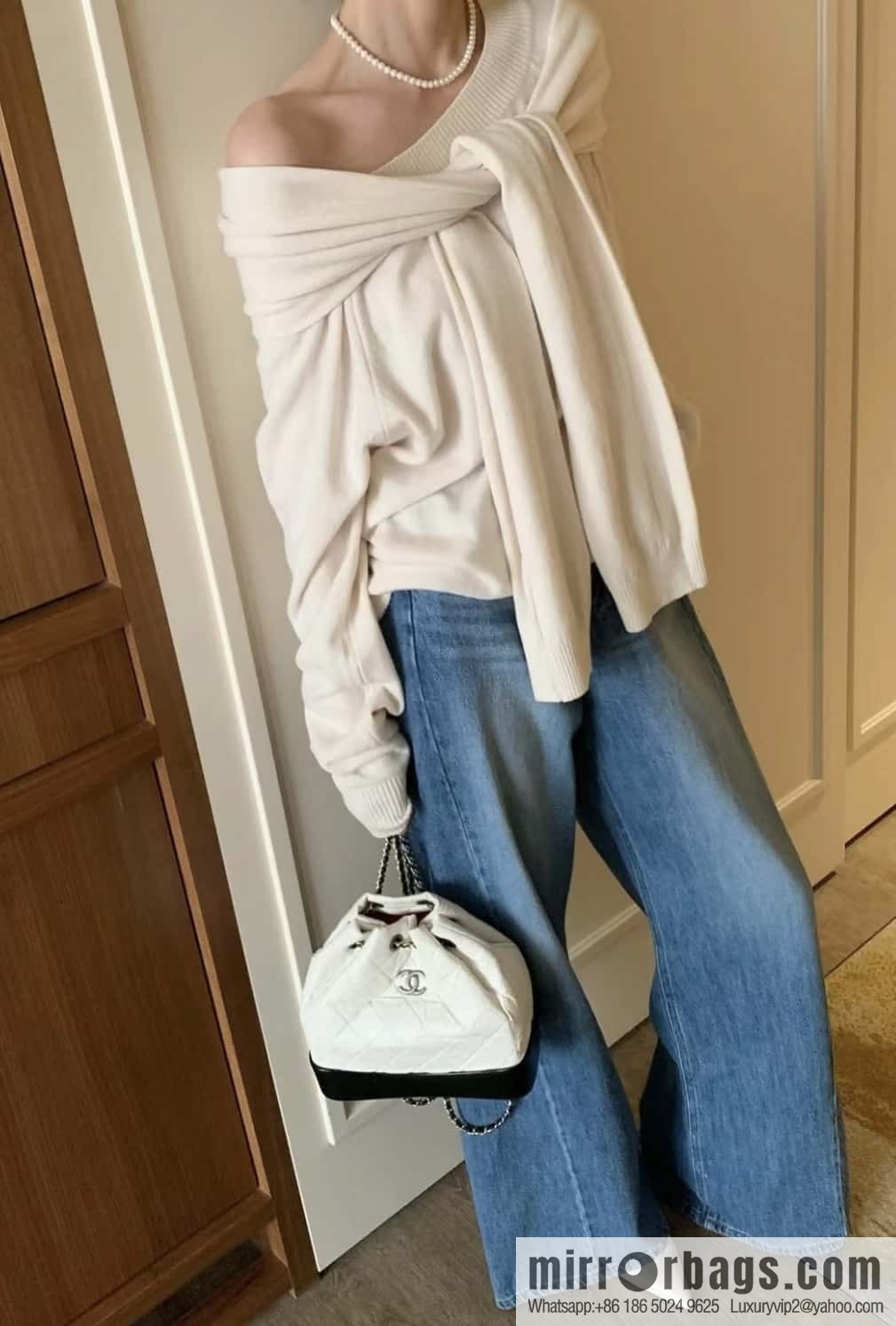 𝗖𝗵𝗮𝗻𝗲𝗹 𝗚𝗮𝗯𝗿𝗶𝗲𝗹𝗹𝗲 stray backpack, black and white 🔘 A94485
