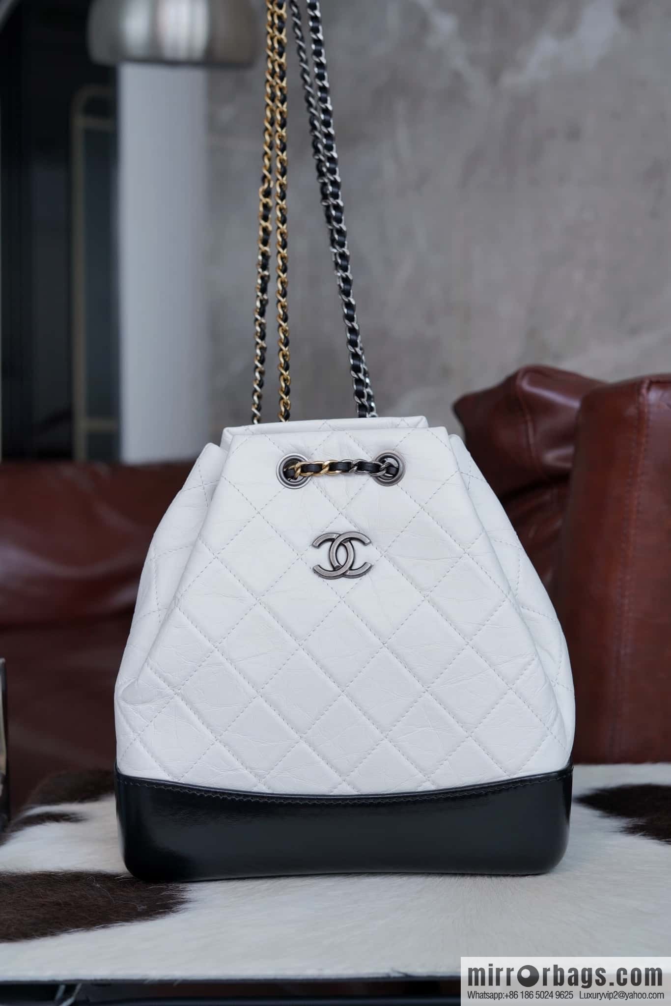 𝗖𝗵𝗮𝗻𝗲𝗹 𝗚𝗮𝗯𝗿𝗶𝗲𝗹𝗹𝗲 stray backpack, black and white 🔘 A94485