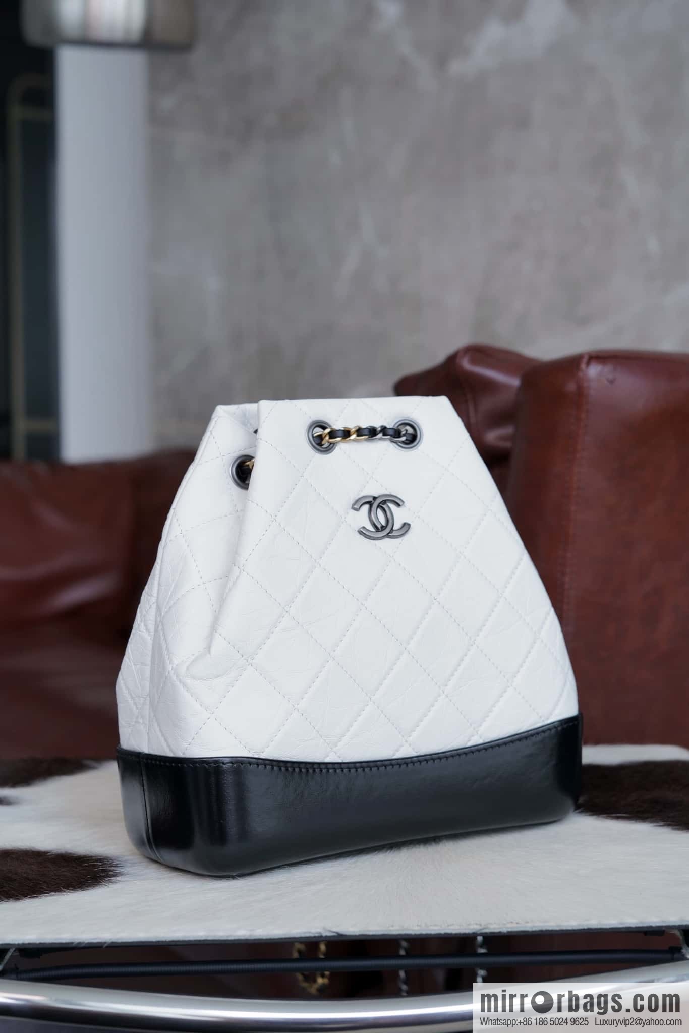𝗖𝗵𝗮𝗻𝗲𝗹 𝗚𝗮𝗯𝗿𝗶𝗲𝗹𝗹𝗲 stray backpack, black and white 🔘 A94485